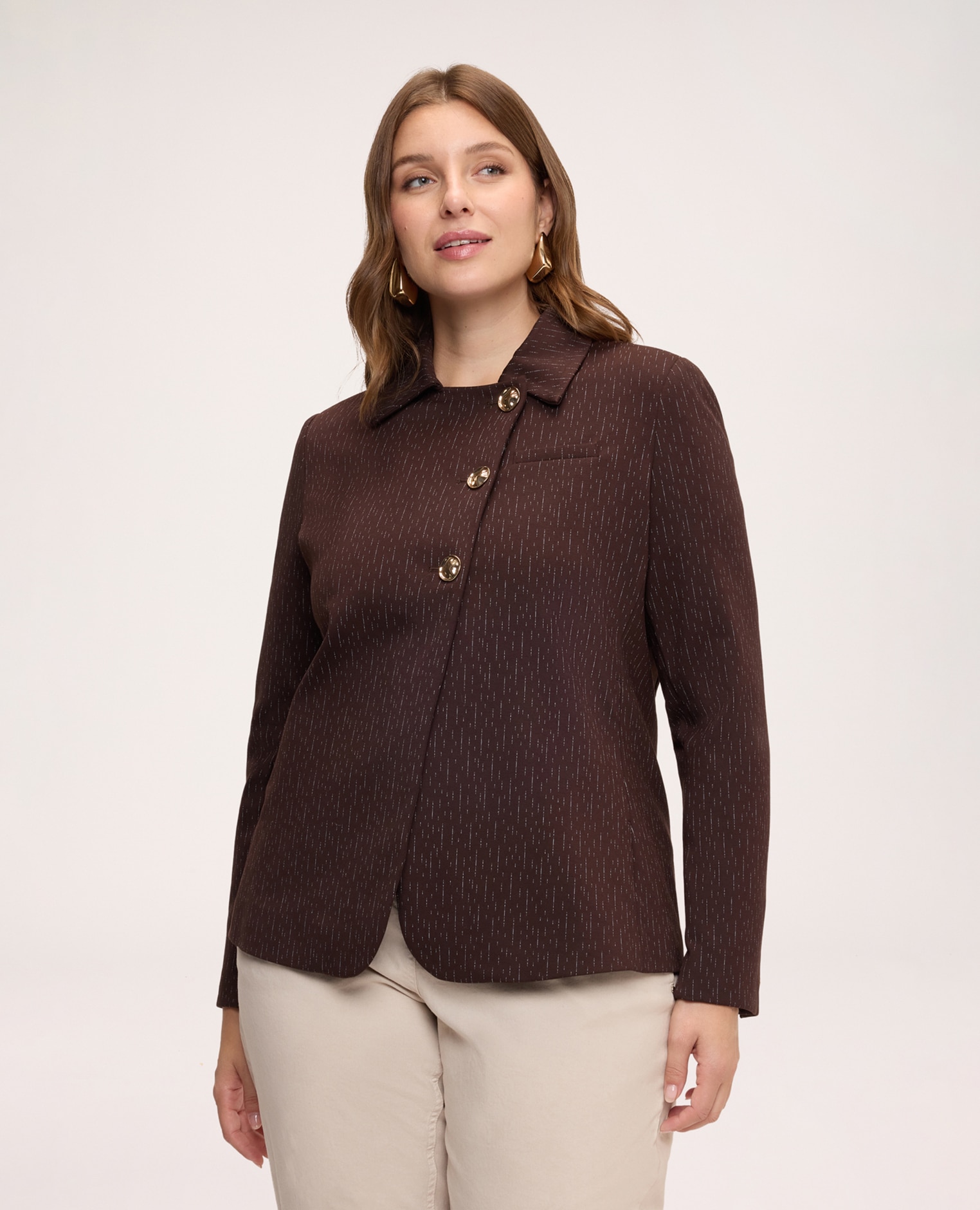 Imagen 1 de Blazer de mujer con cierre asimétrico fondo redondeado bolsillo delantero ribeteado - Fiorella Rubino - Marrón Marrón