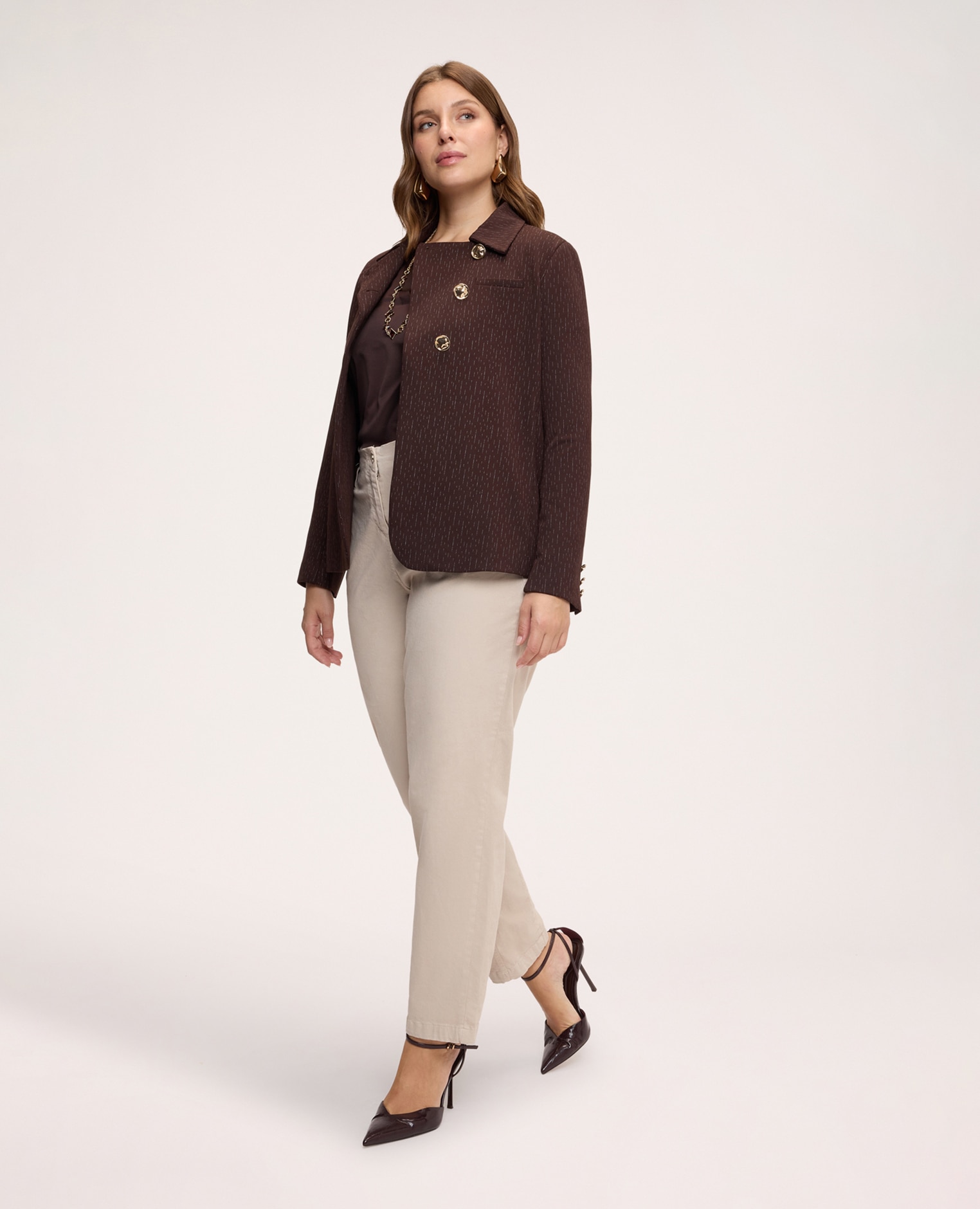 Imagen 3 de Blazer de mujer con cierre asimétrico fondo redondeado bolsillo delantero ribeteado - Fiorella Rubino - Marrón Marrón