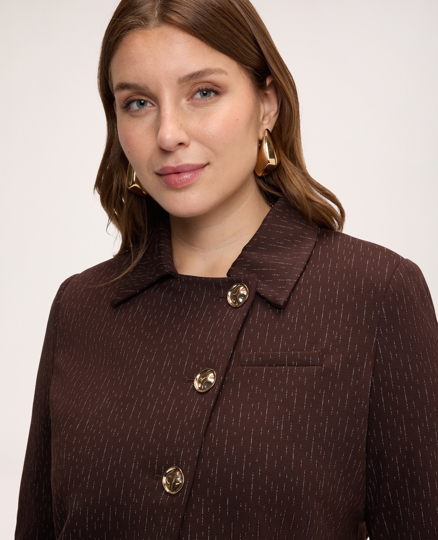 Imagen 4 de Blazer de mujer con cierre asimétrico fondo redondeado bolsillo delantero ribeteado - Fiorella Rubino - Marrón Marrón
