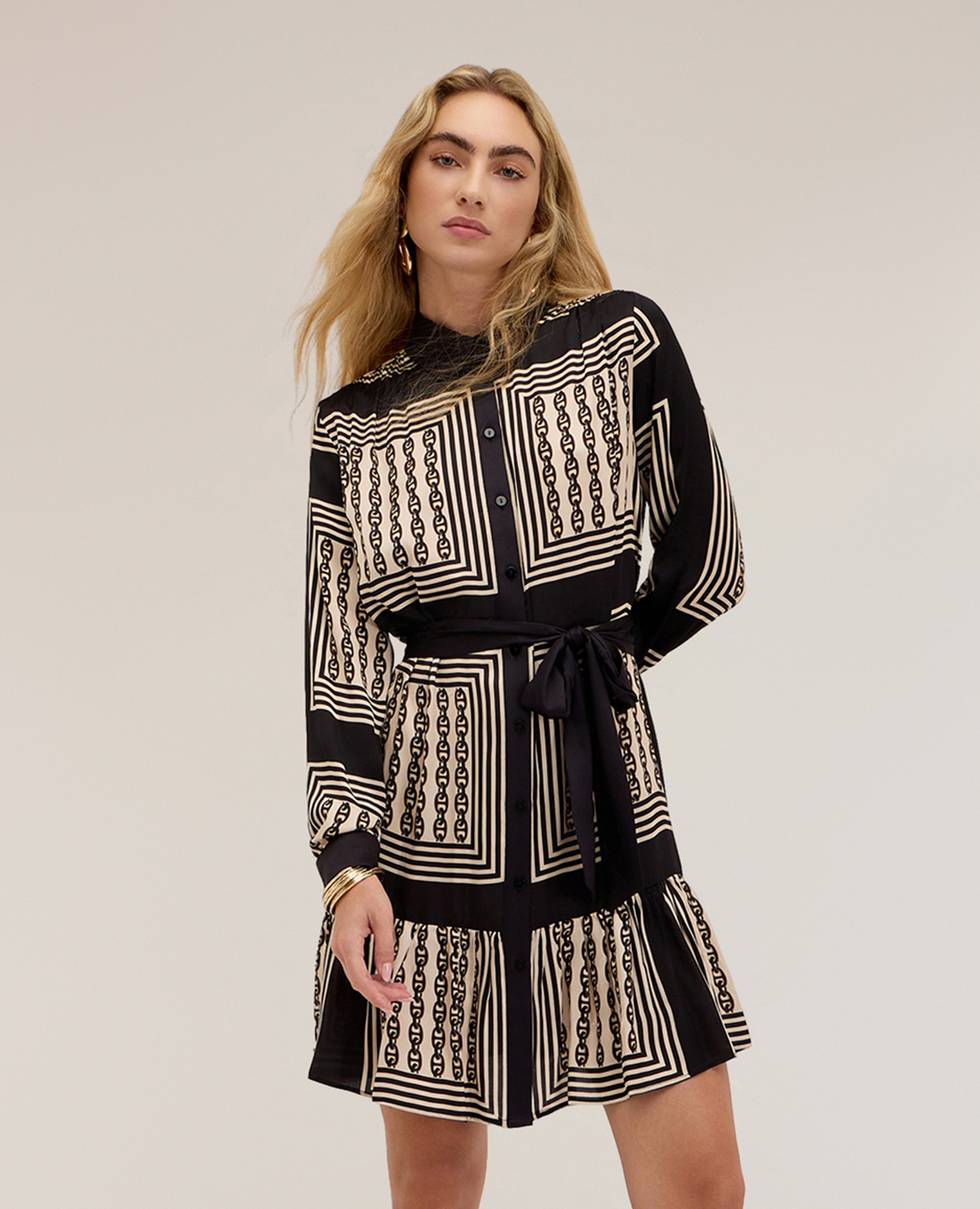 Vestido camisero de satén con estampado modelo corto con cierre frontal de botones y cinturón en la cintura con lazo en 100% viscosa - Motivi - Negro Negro-1