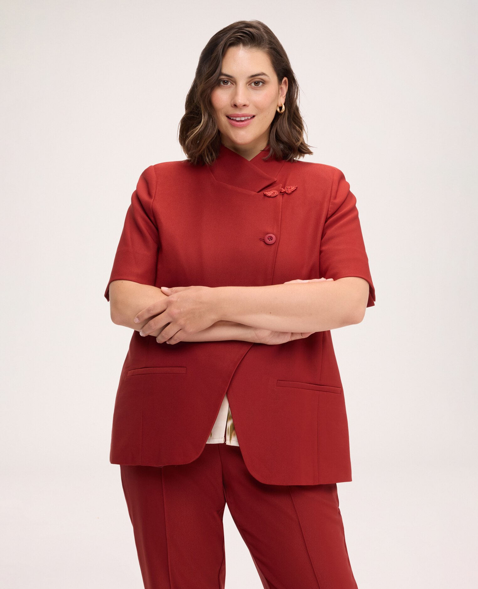 Blazer de mujer con cierre asimétrico botones decorativos tono sobre tono mangas cortas y bolsillos ribeteados - Fiorella Rubino - Marrón Marrón-1