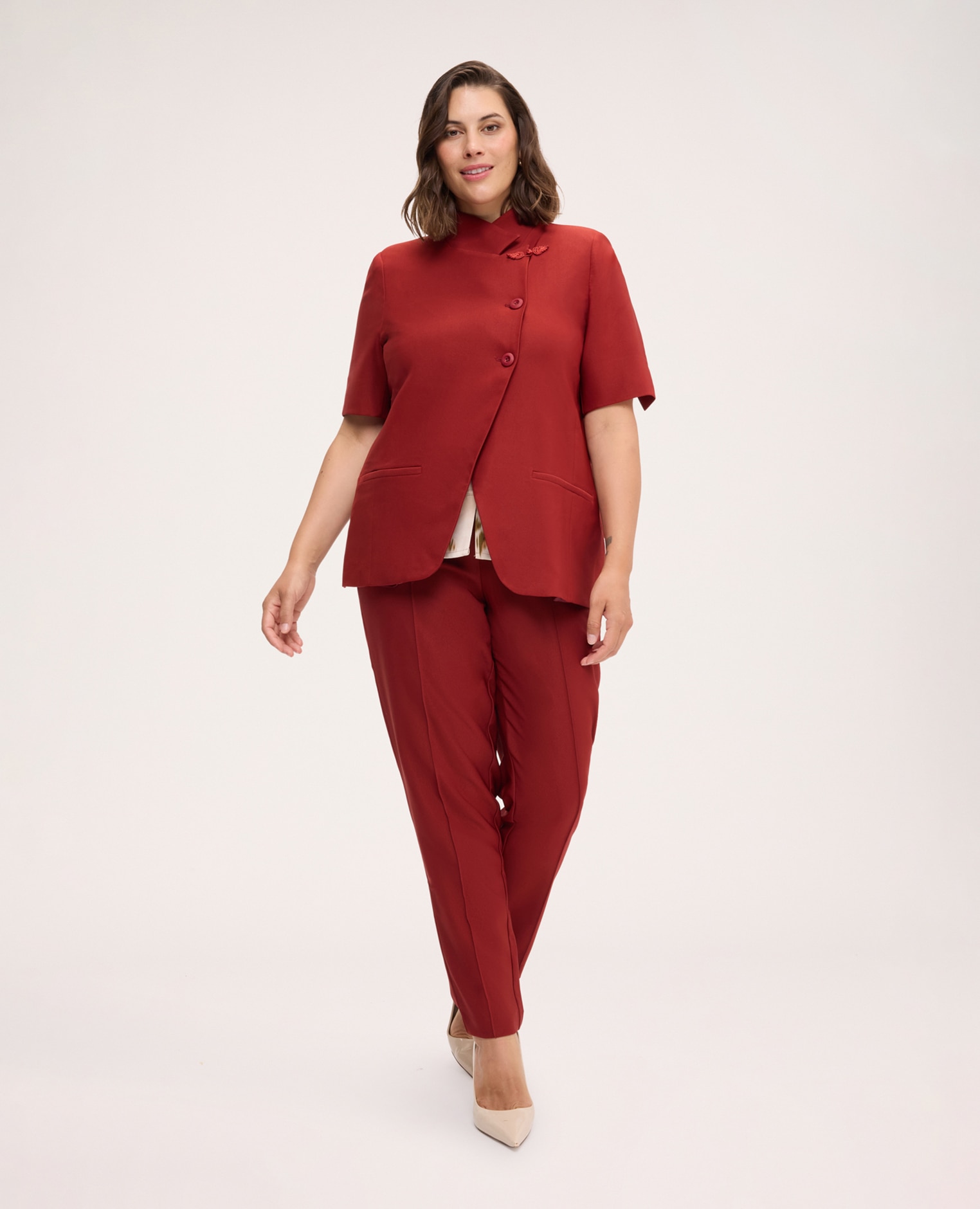 Blazer de mujer con cierre asimétrico botones decorativos tono sobre tono mangas cortas y bolsillos ribeteados - Fiorella Rubino - Marrón Marrón-3