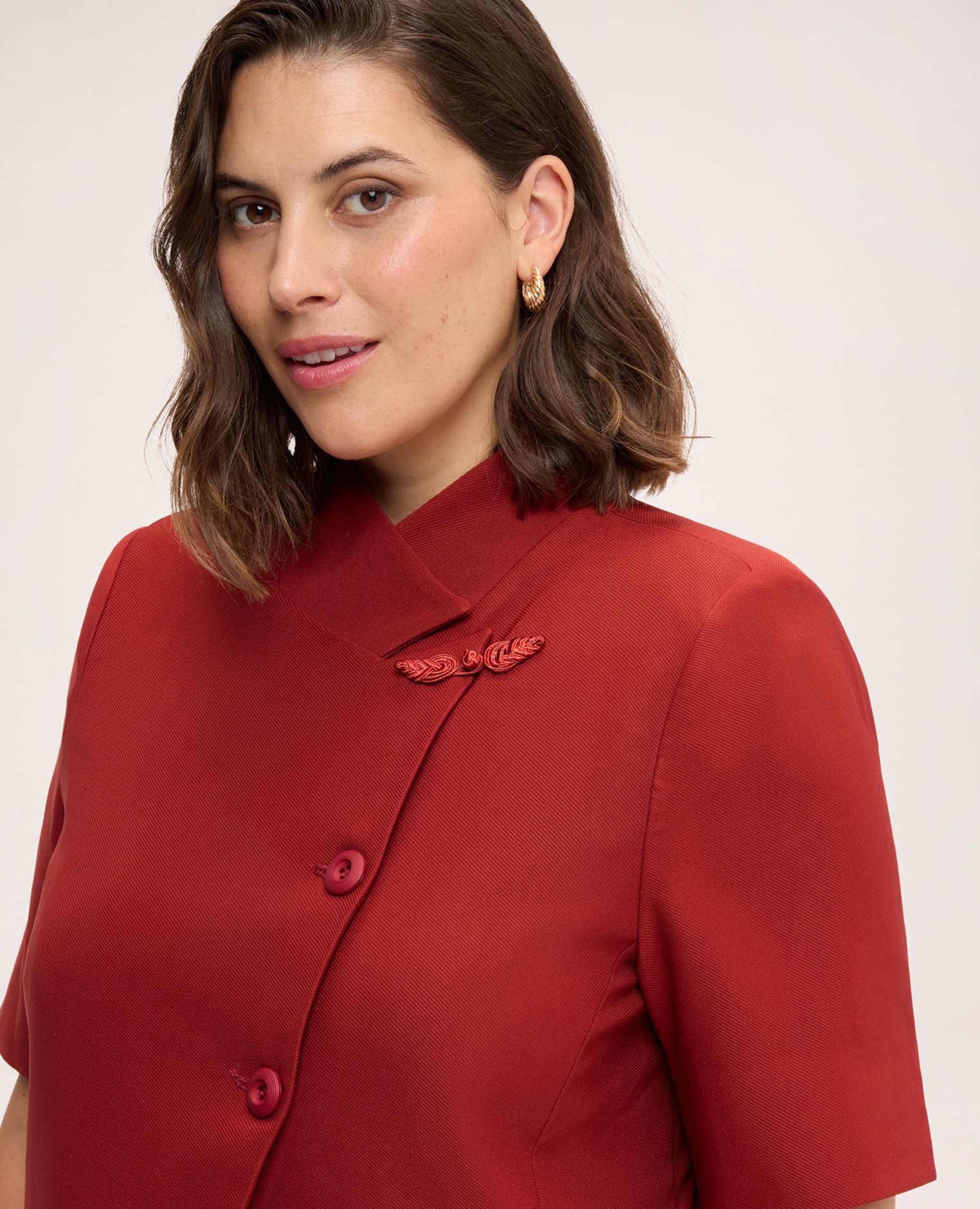 Blazer de mujer con cierre asimétrico botones decorativos tono sobre tono mangas cortas y bolsillos ribeteados - Fiorella Rubino - Marrón Marrón-4