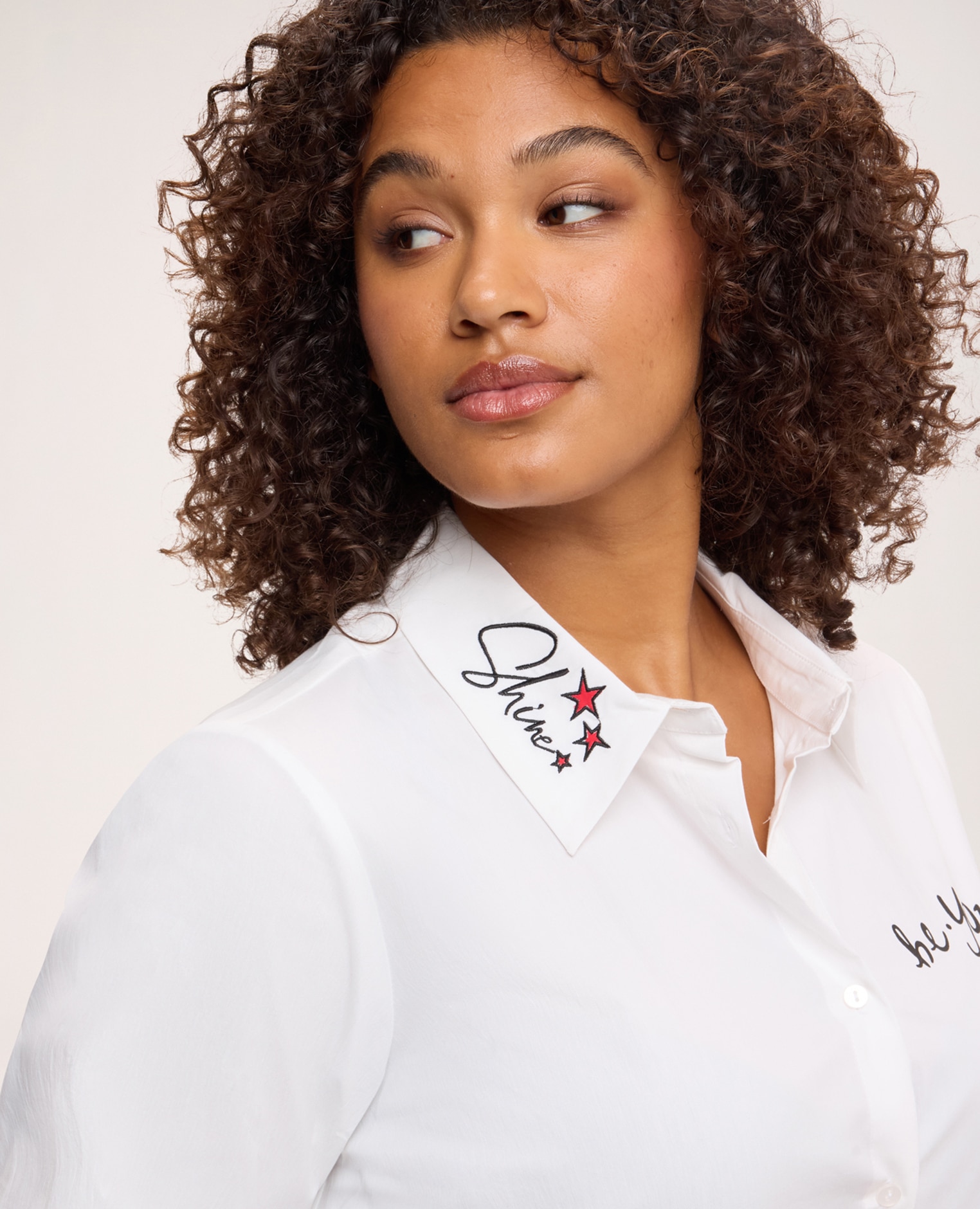 Camisa de mujer con estampado y bordados en popelín de algodón cuello con bordados mangas largas con puños y cierre con botones delante - Fiorella Rubino - Blanco Blanco-4