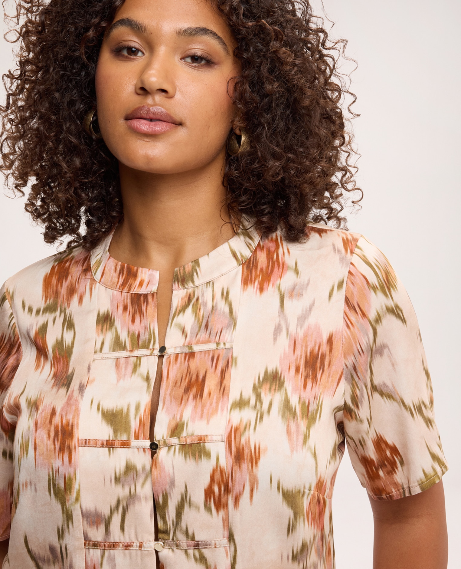 Blusa de mujer con estampado en raso de viscosa tejido ligero para una sensación agradable sobre la piel - Fiorella Rubino - Beige Beige-4
