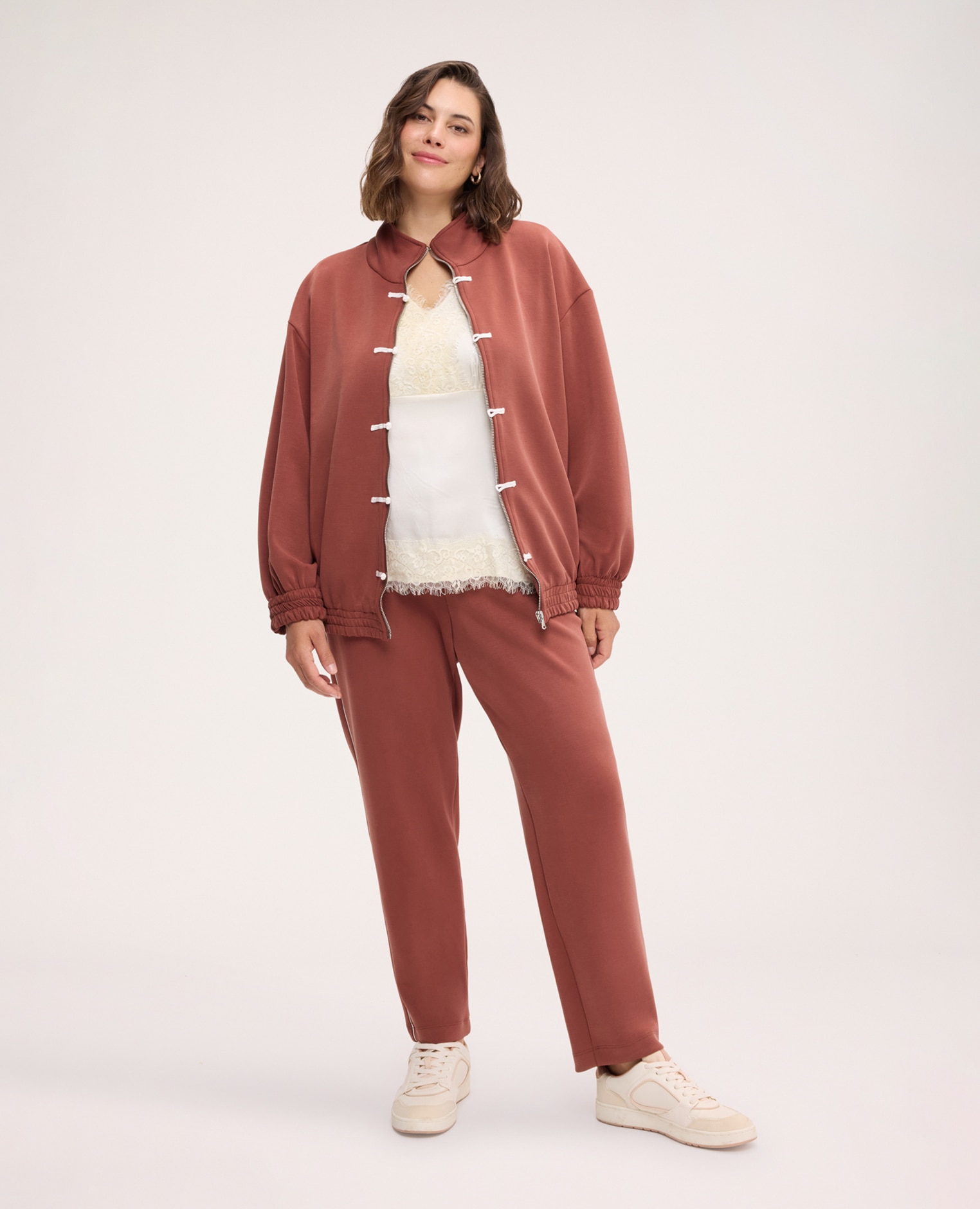 Imagen 0 de Pantalones de mujer deportivos informales bolsillos diagonales y cintura elástica Marrón