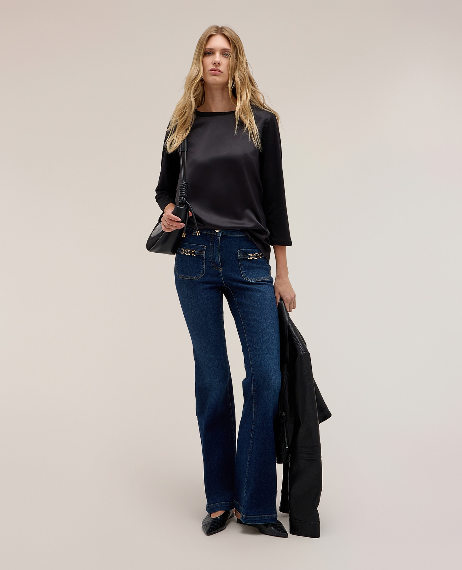 Imagen 1 de Jeans de mujer flare de tiro alto con aplicación de joya corte flare con cierre de botón y cremallera Azul