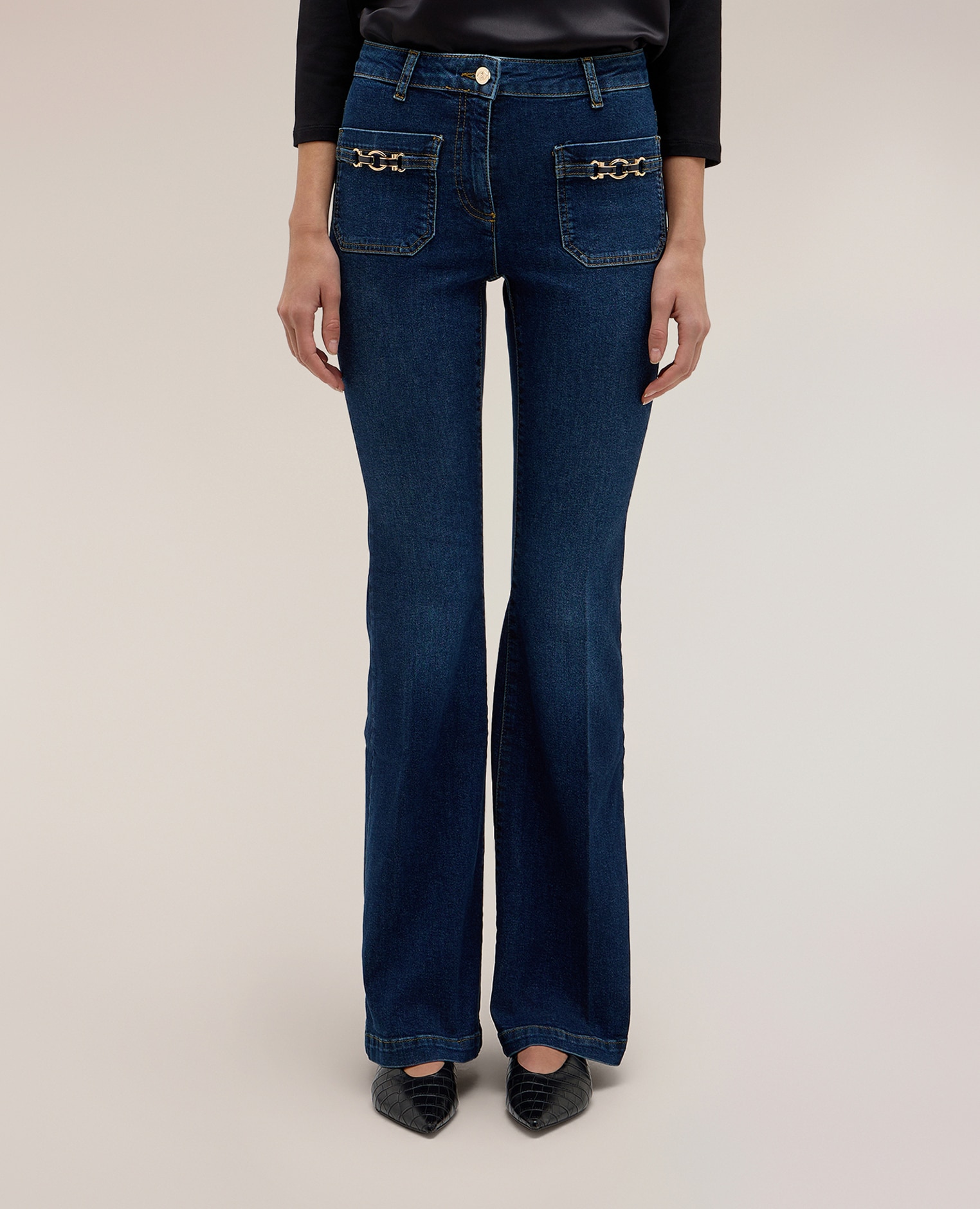 Imagen 2 de Jeans de mujer flare de tiro alto con aplicación de joya corte flare con cierre de botón y cremallera - Motivi - Azul Azul