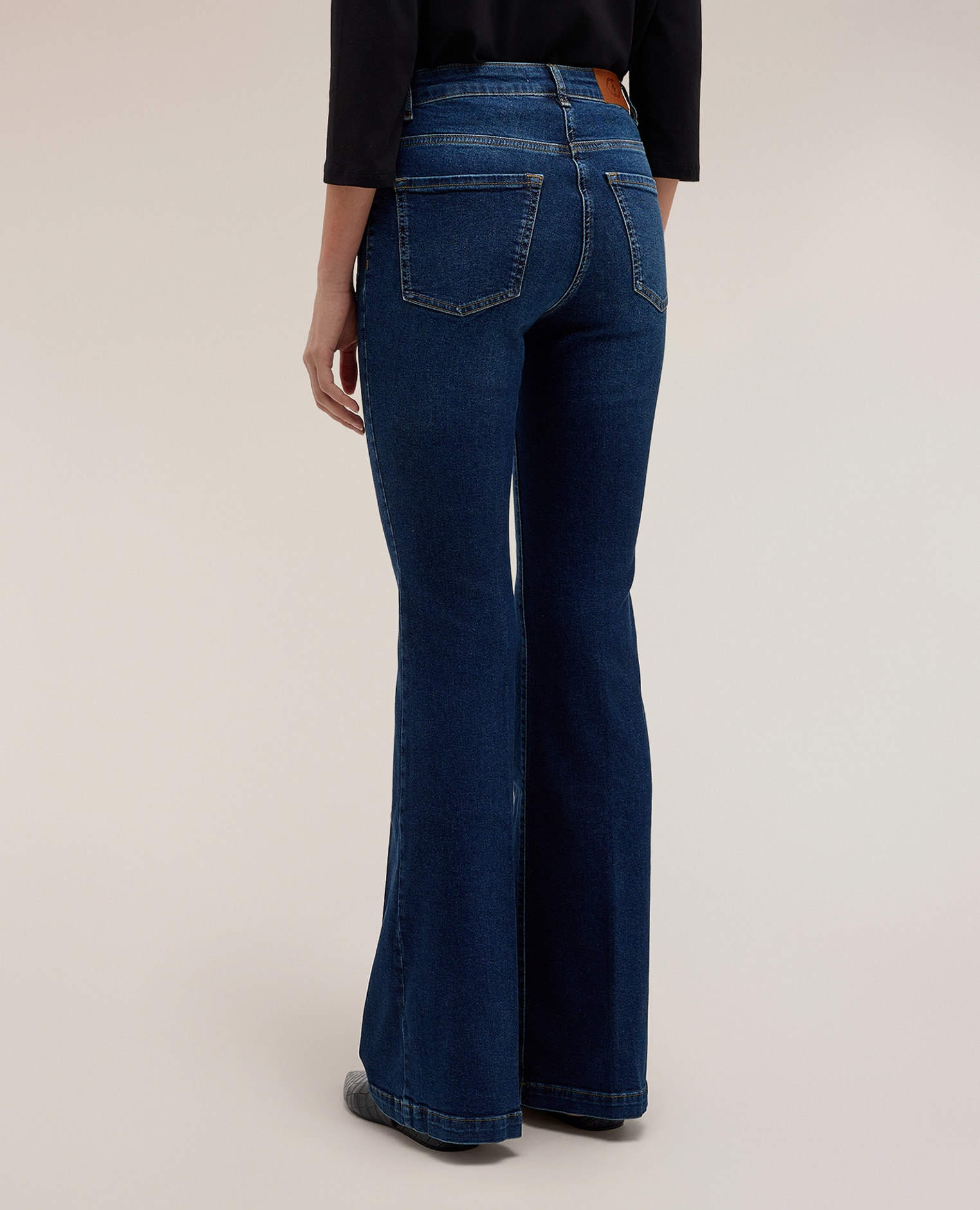 Imagen 3 de Jeans de mujer flare de tiro alto con aplicación de joya corte flare con cierre de botón y cremallera - Motivi - Azul Azul