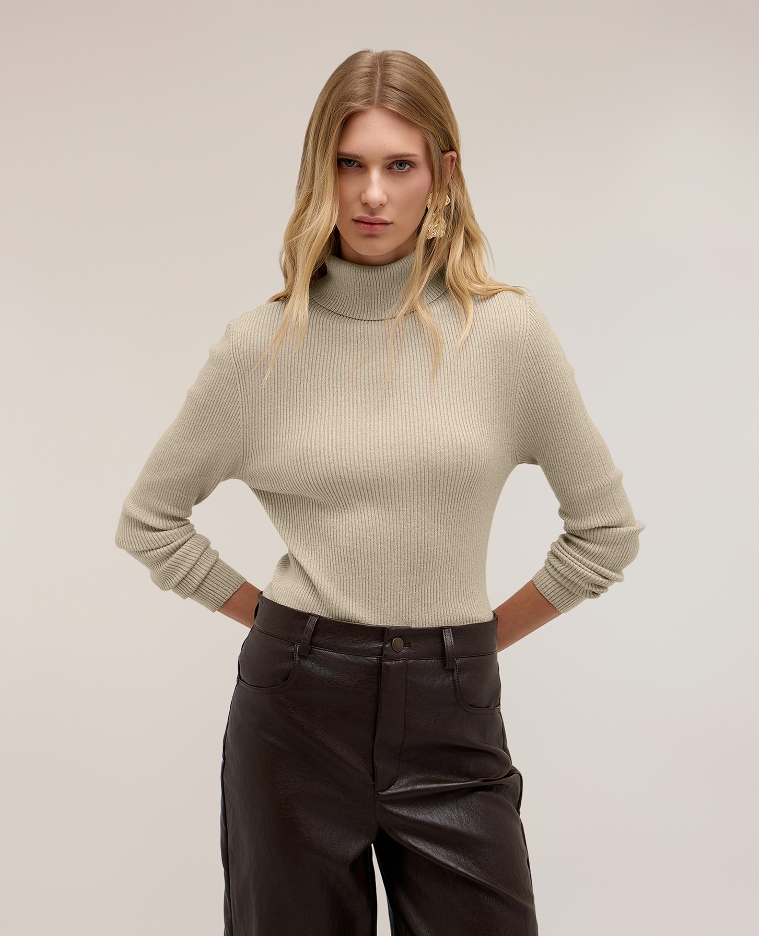Imagen 1 de Jersey de mujer de cuello alto fino de canalé con lúrex ajuste entallado largo medio - Motivi - Beige Beige