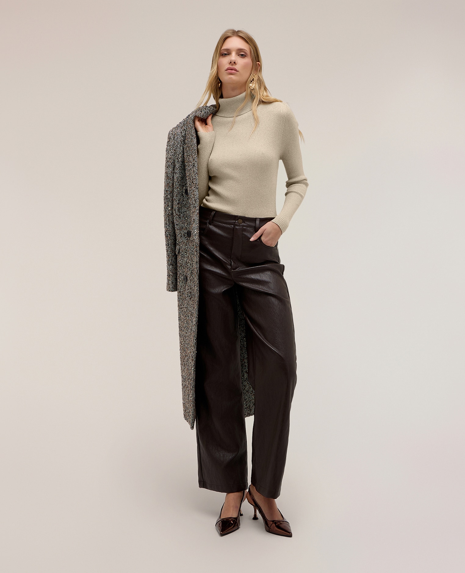 Imagen 3 de Jersey de mujer de cuello alto fino de canalé con lúrex ajuste entallado largo medio - Motivi - Beige Beige