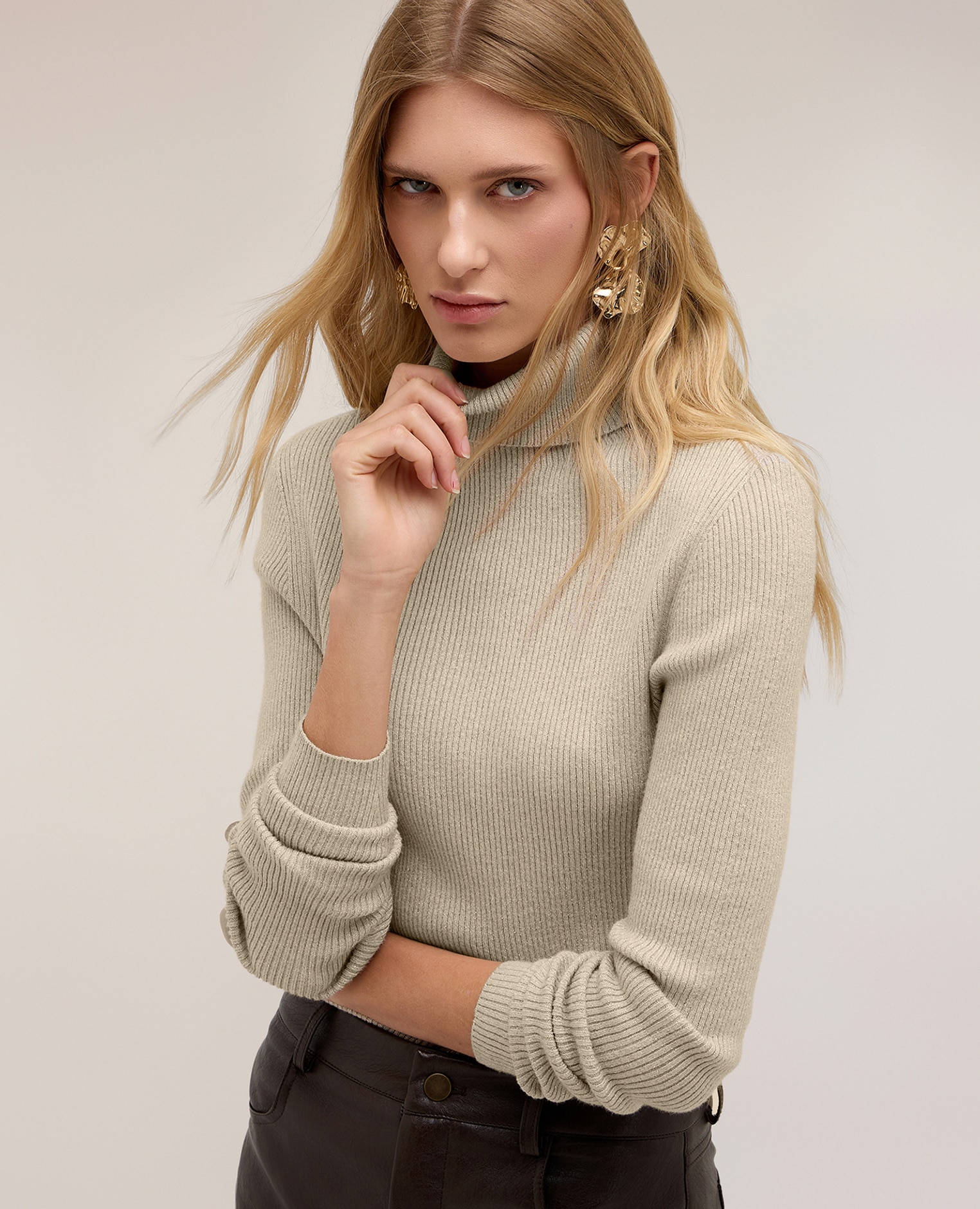 Imagen 4 de Jersey de mujer de cuello alto fino de canalé con lúrex ajuste entallado largo medio - Motivi - Beige Beige