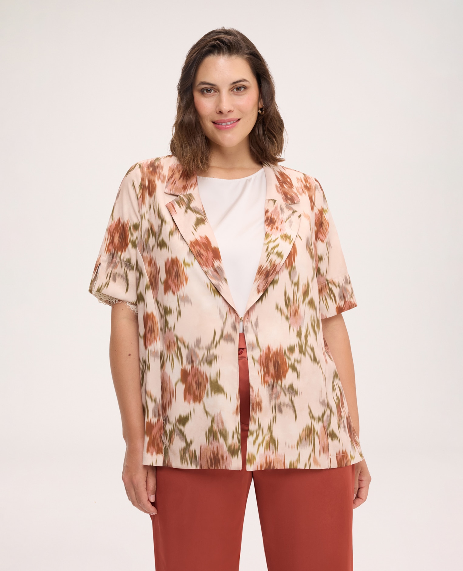 Imagen 0 de Chaqueta de mujer estampada mangas cortas y cierre de gancho pequeño Beige