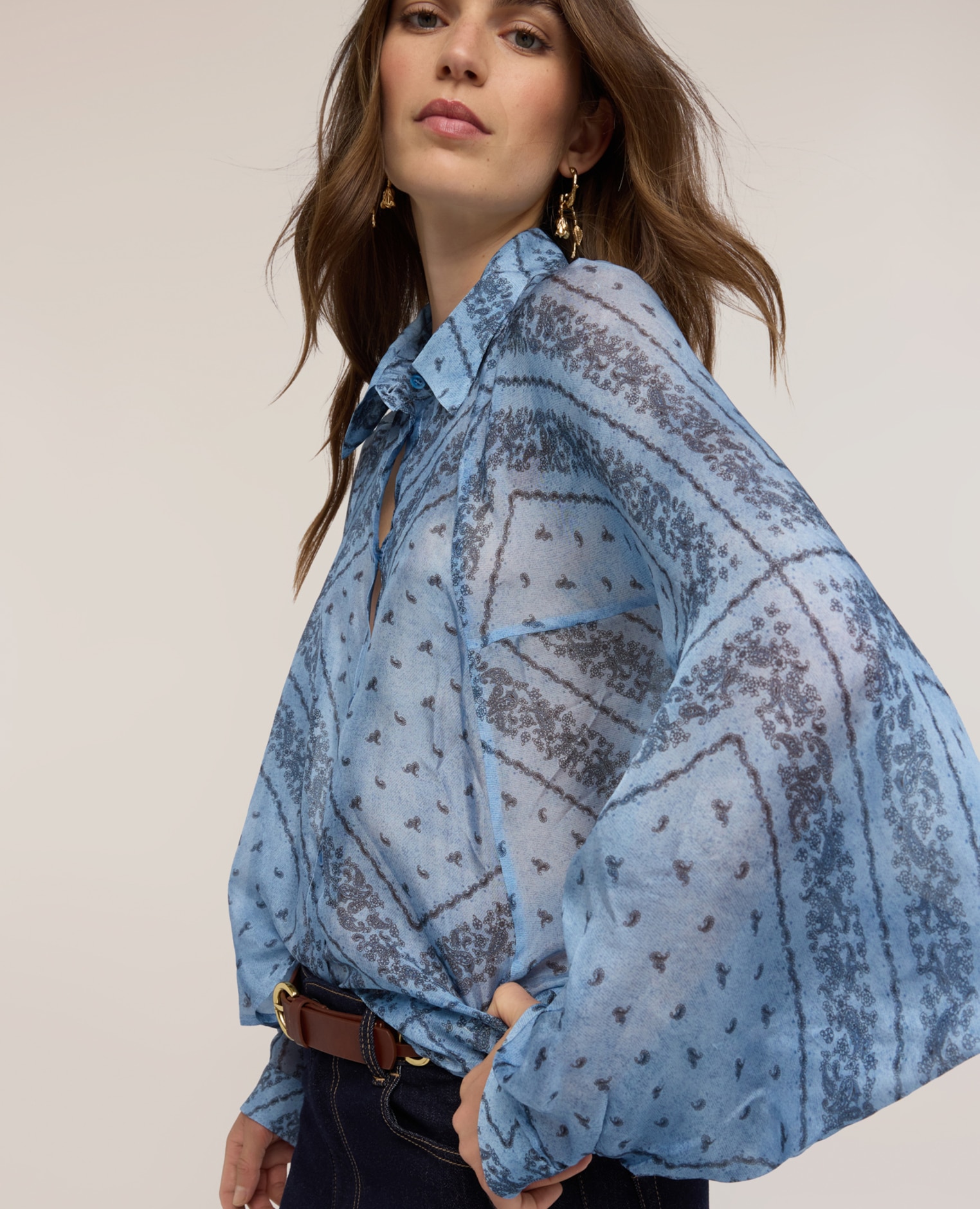 Blusa de mujer oversize de gasa mezcla seda con estampado ajuste holgado con cierre frontal de botones - Motivi - Azul claro Azul claro-4