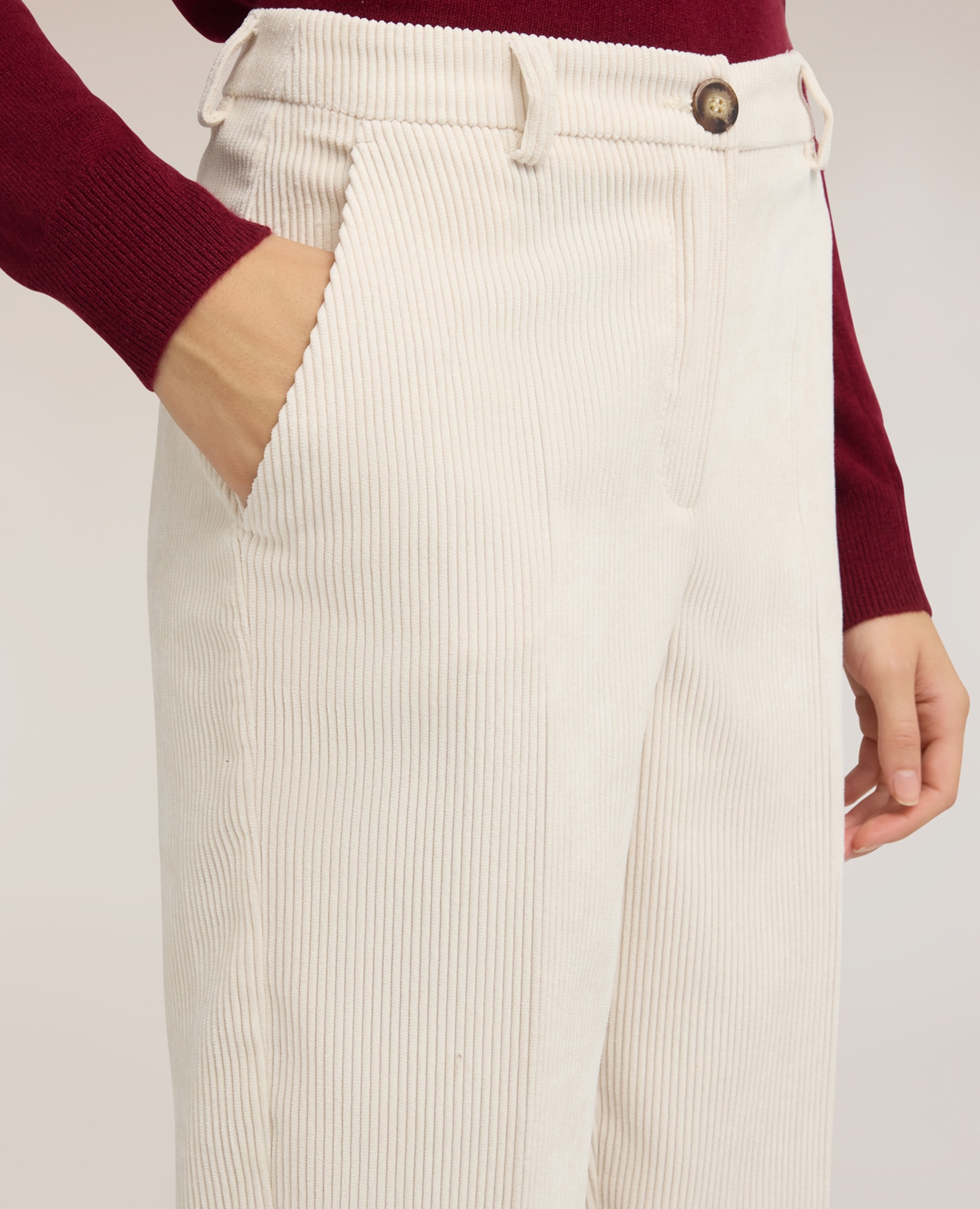 Imagen 4 de Pantalones de mujer con vuelta en pana corte recto cierre frontal con botón y cremallera - Motivi - Blanco Blanco