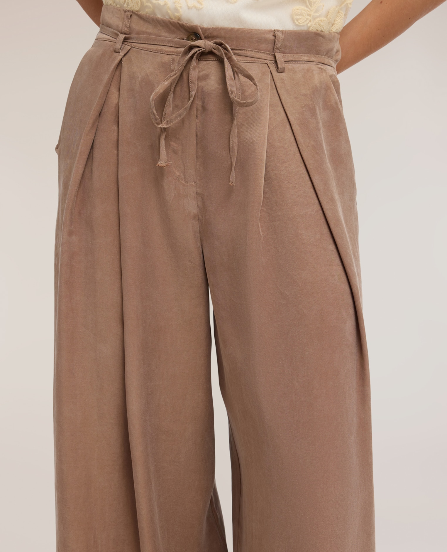 Pantalones de mujer palazzo con pliegues en lyocell ajuste ancho con pliegues frontales cierre con botón y cremallera - Motivi - Verde militar Verde militar-4
