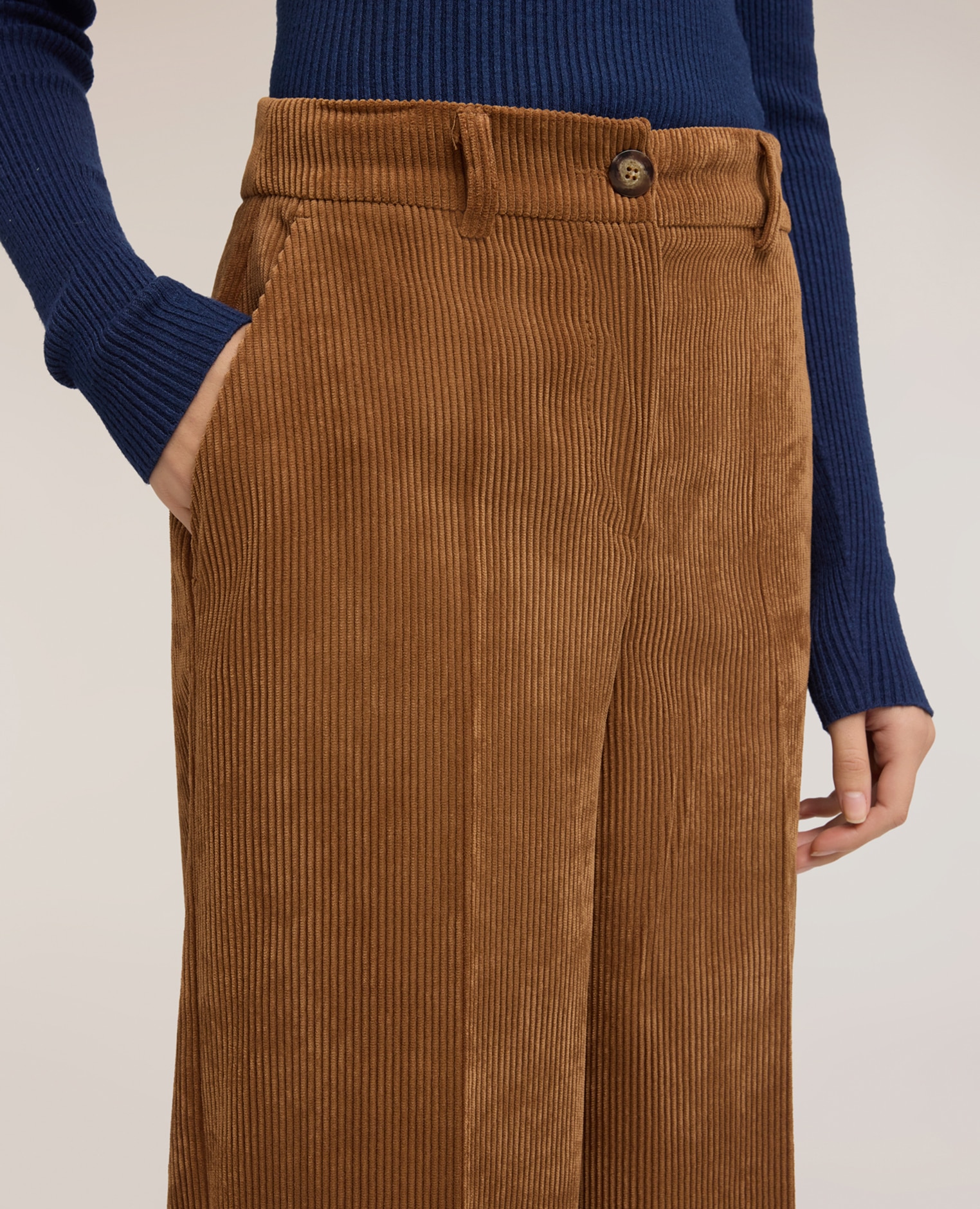 Imagen 4 de Pantalones de mujer palazzo de pana ajuste ancho cierre frontal con botón y cremallera - Motivi - Marrón Marrón