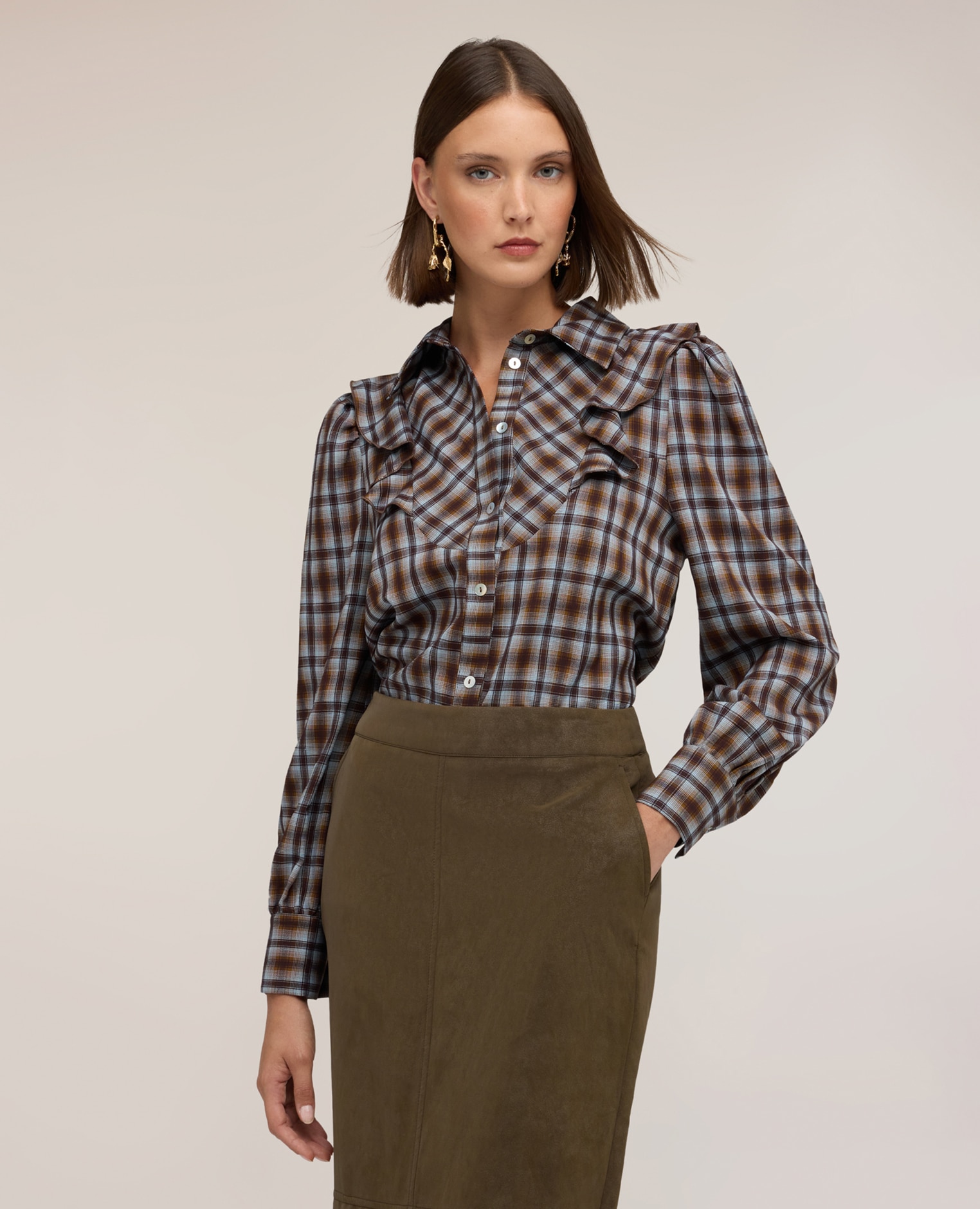 Imagen 1 de Camisa de mujer de estampado de cuadros con volantes abotonadura frontal con botones visibles y cuello clásico Marrón