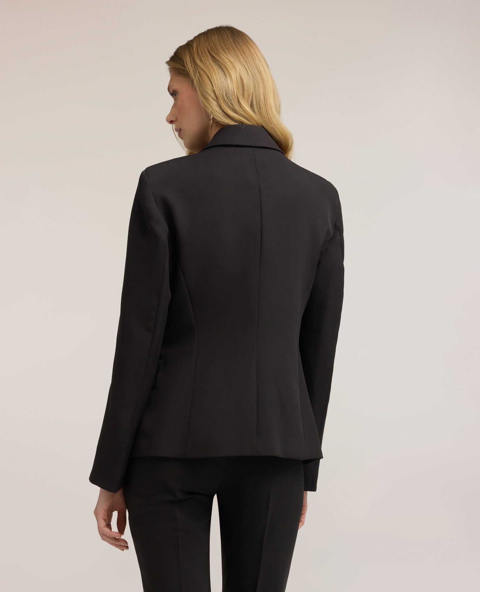 Imagen 2 de Blazer de mujer cruzado con solapas de pico ajuste entallado cierre cruzado con botones - Motivi - Negro Negro