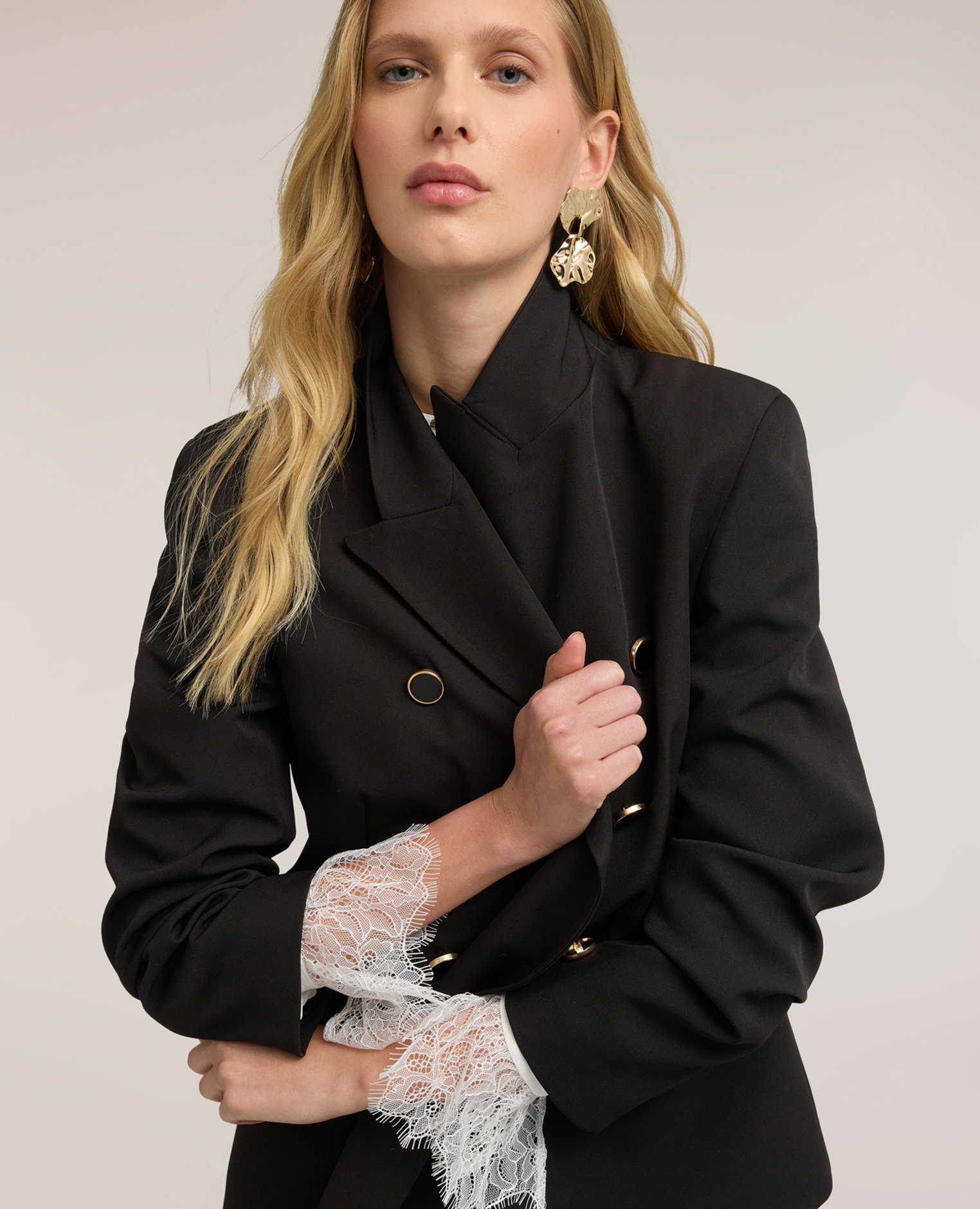 Imagen 4 de Blazer de mujer cruzado con solapas de pico ajuste entallado cierre cruzado con botones - Motivi - Negro Negro