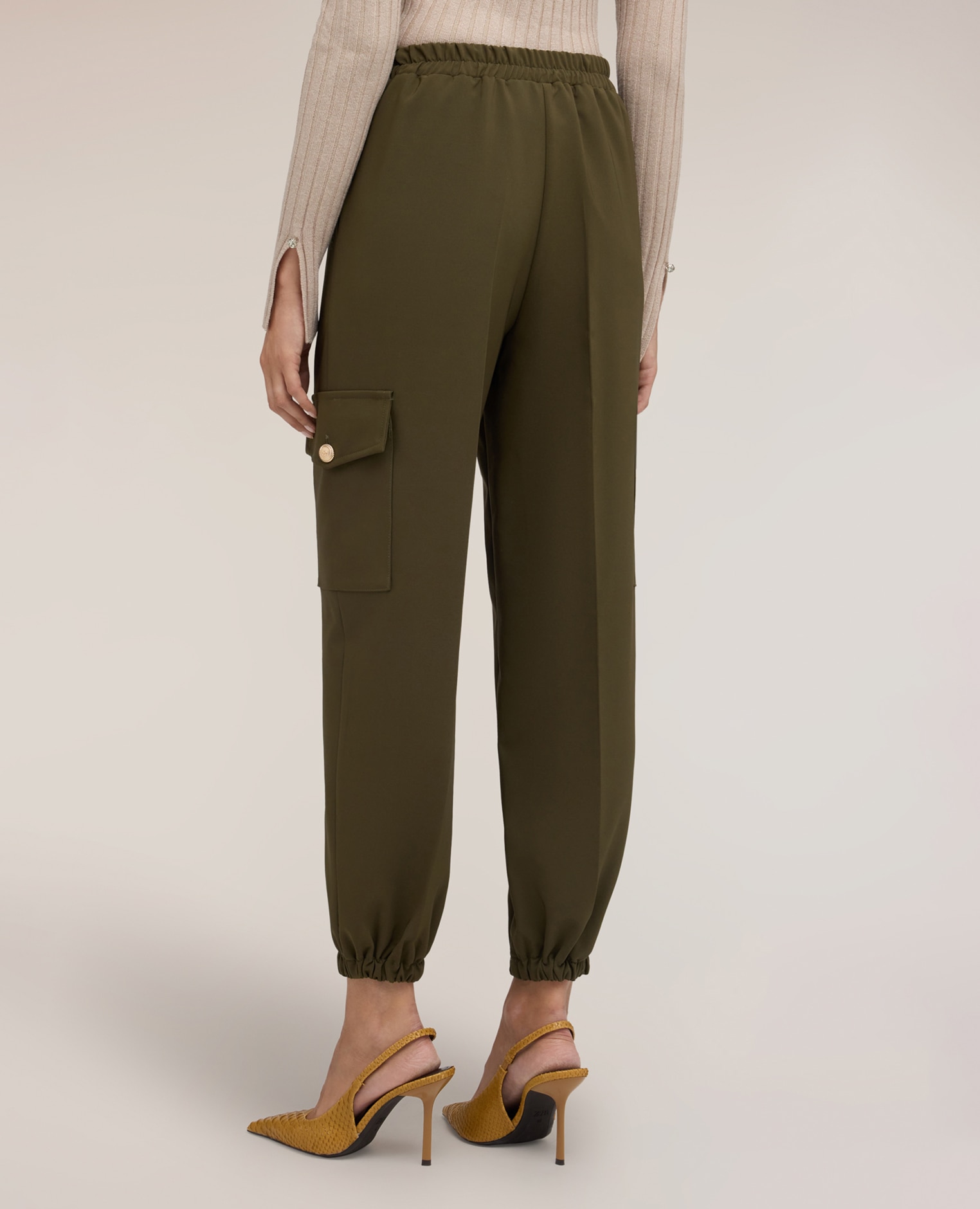 Pantalones de mujer cargo con tobillo elástico bolsillos laterales con solapa y botón - Motivi - Verde militar Verde militar-2