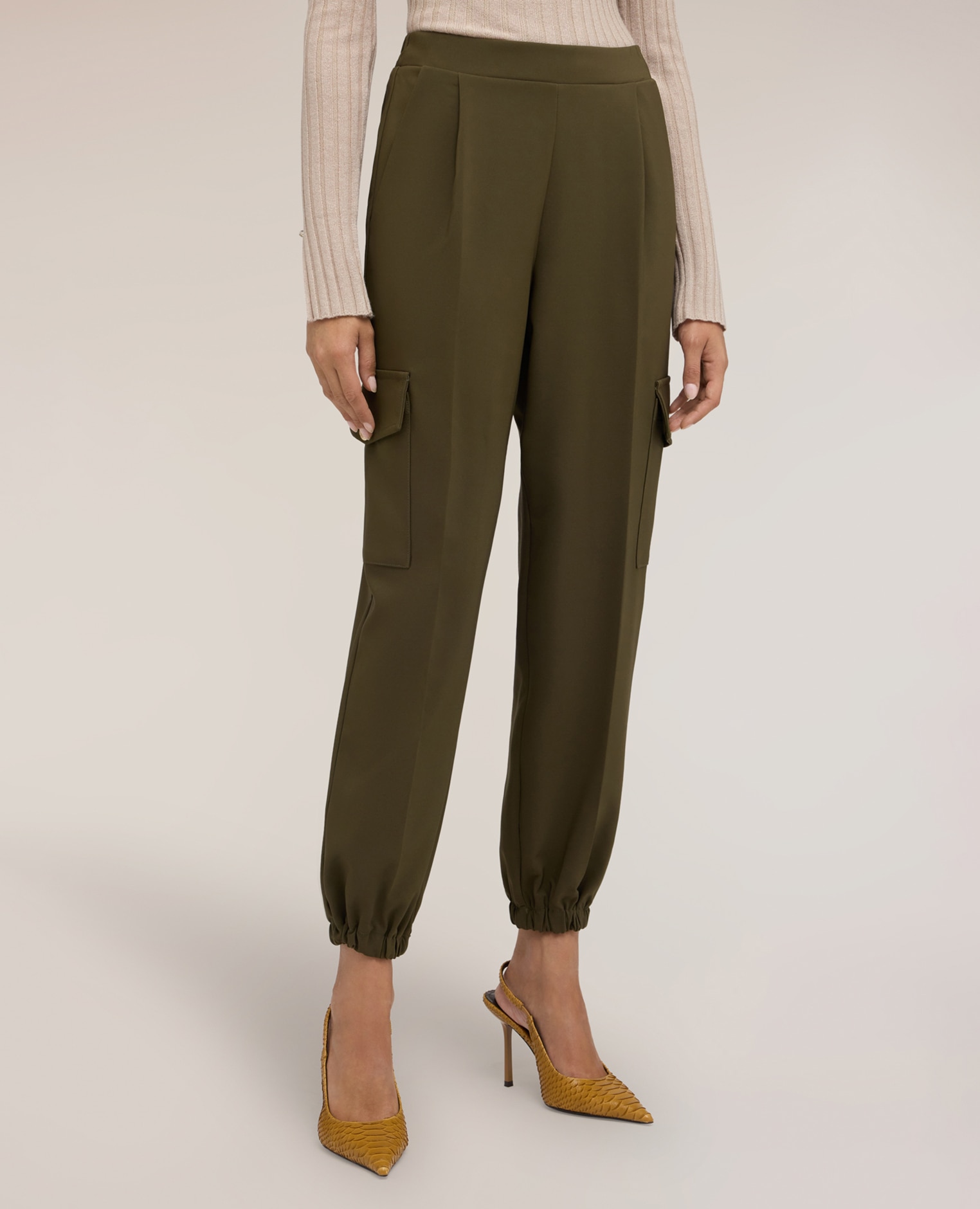 Pantalones de mujer cargo con tobillo elástico bolsillos laterales con solapa y botón - Motivi - Verde militar Verde militar-3