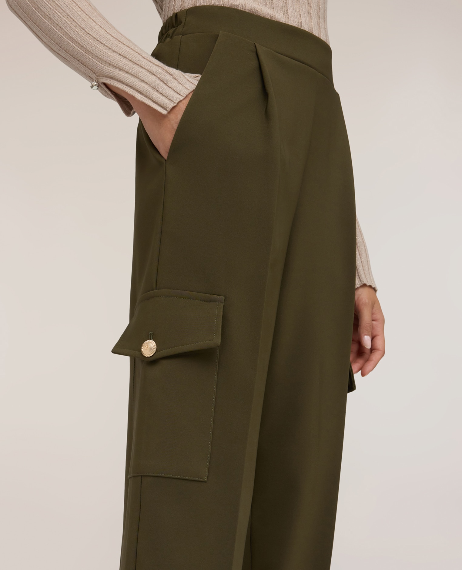 Pantalones de mujer cargo con tobillo elástico bolsillos laterales con solapa y botón - Motivi - Verde militar Verde militar-4