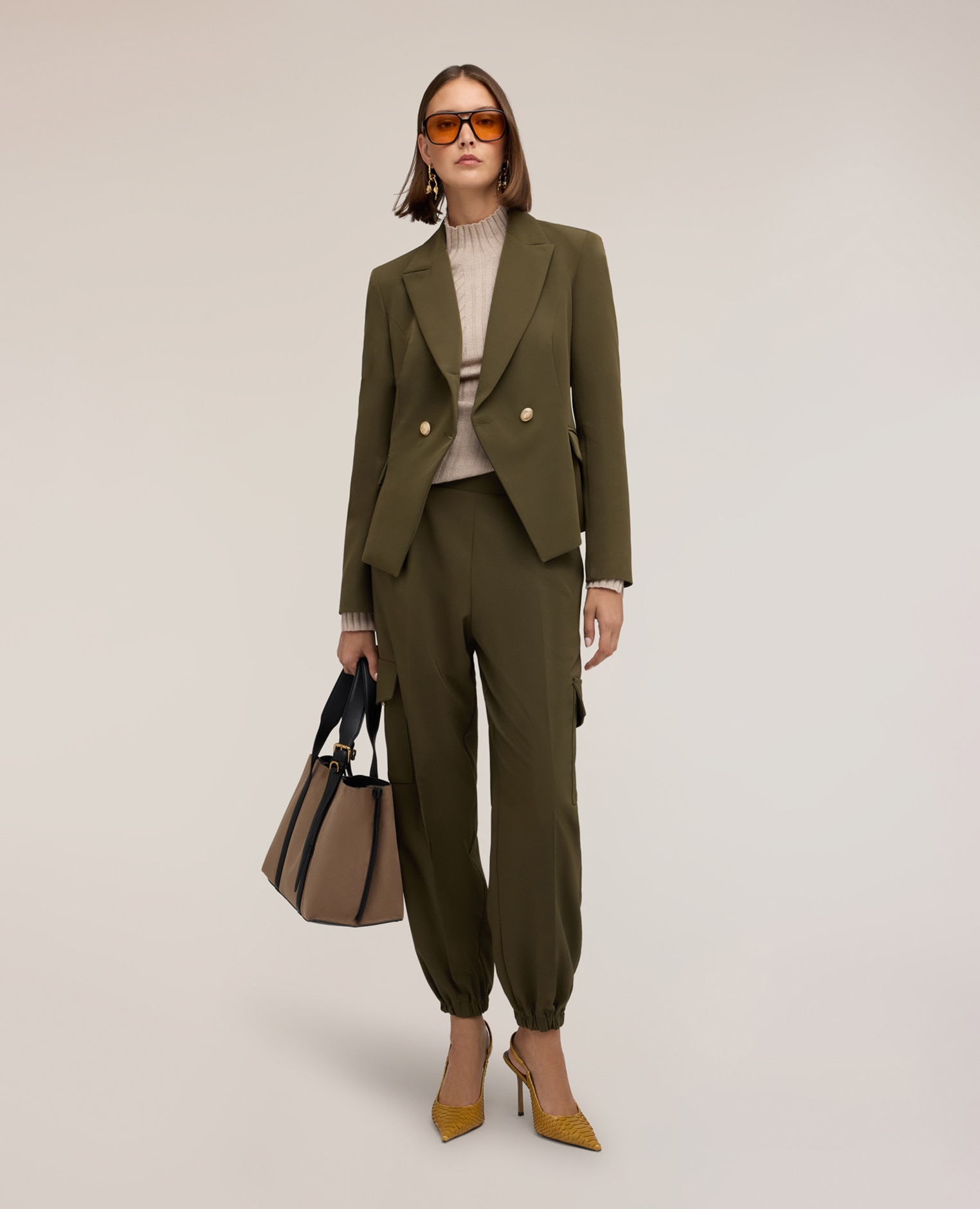 Imagen 0 de Pantalones de mujer cargo con tobillo elástico bolsillos laterales con solapa y botón Verde militar