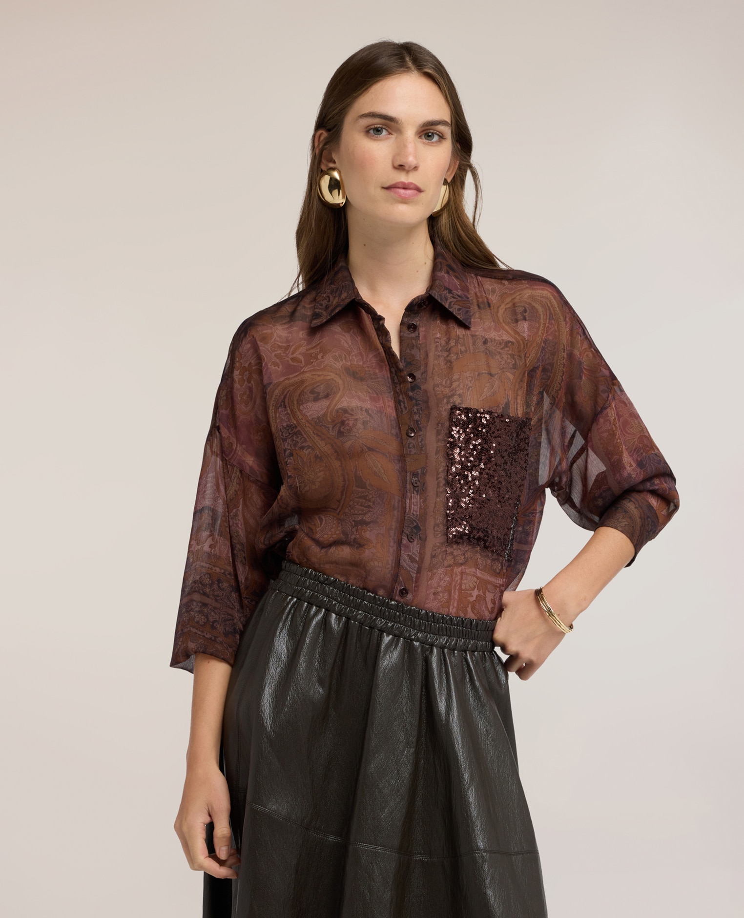 Imagen 0 de Camisa de mujer de gasa con bolsillo de lentejuelas ajuste regular cierre frontal con botones Marrón