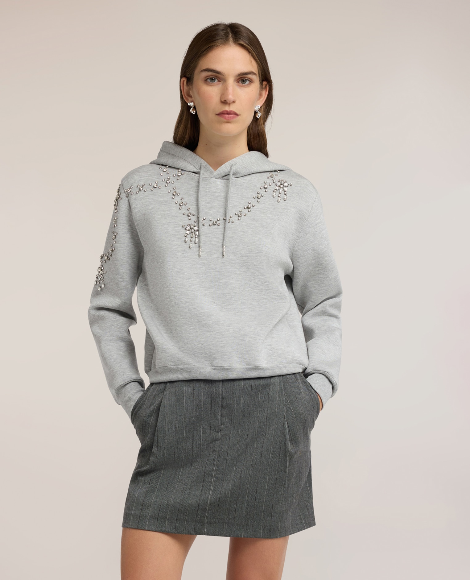 Sudadera de mujer cerrada con capucha y aplicaciones de estrás ajuste regular sin cierre - Motivi - Gris Gris-1