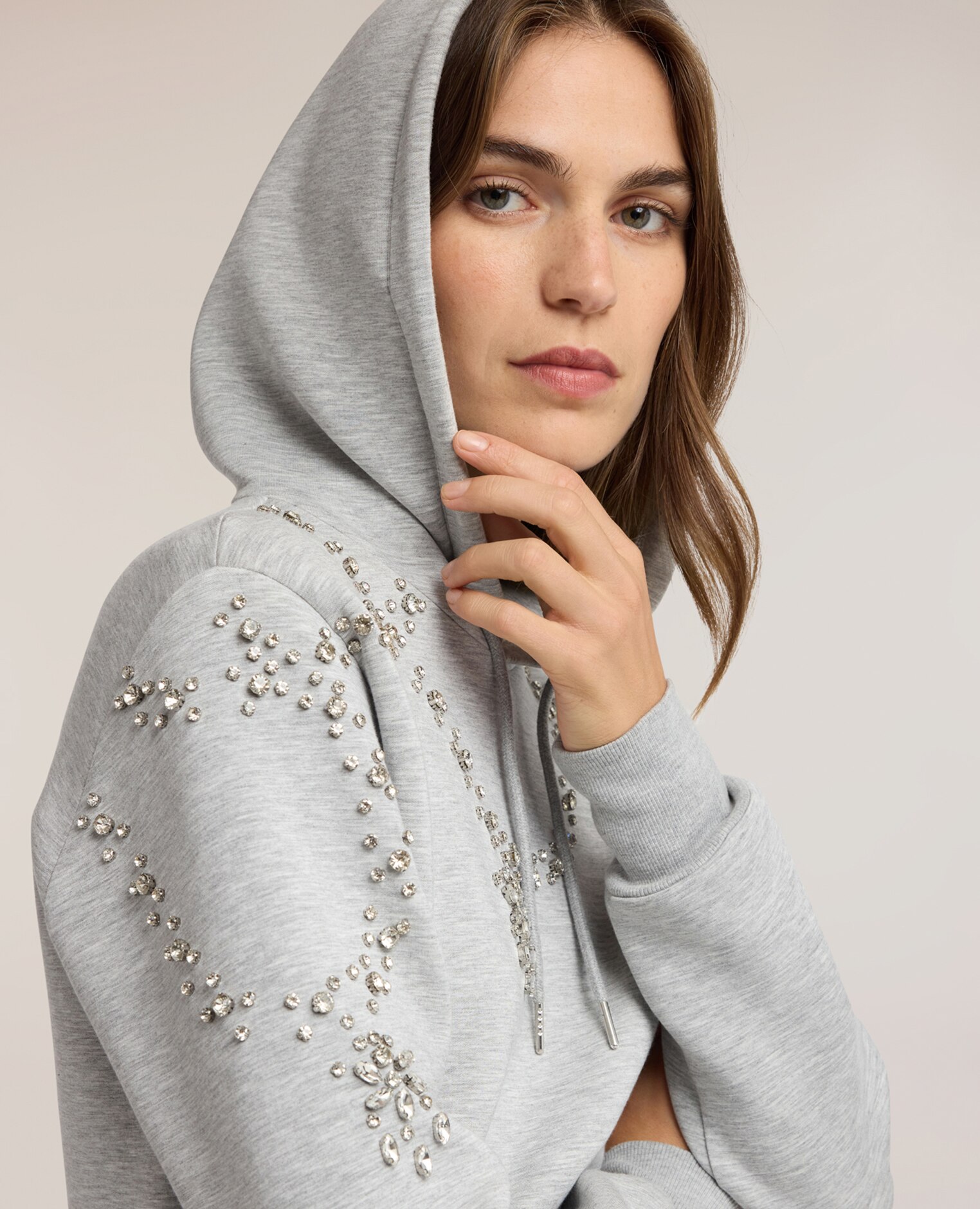 Sudadera de mujer cerrada con capucha y aplicaciones de estrás ajuste regular sin cierre - Motivi - Gris Gris-4