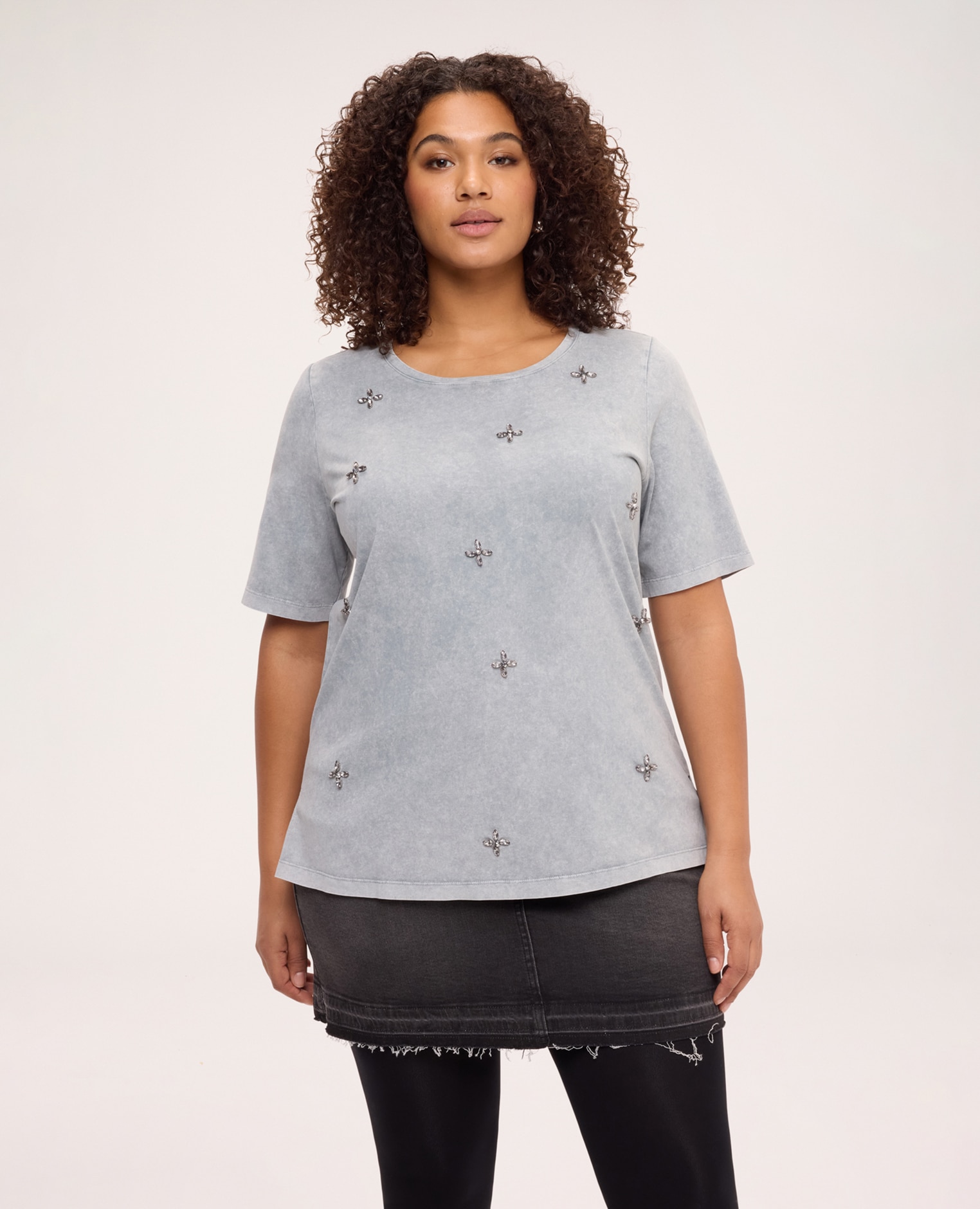 Camiseta de mujer de algodón con aplicaciones aplicaciones tipo joya distribuidas por toda la prenda - Fiorella Rubino - Gris Gris-1