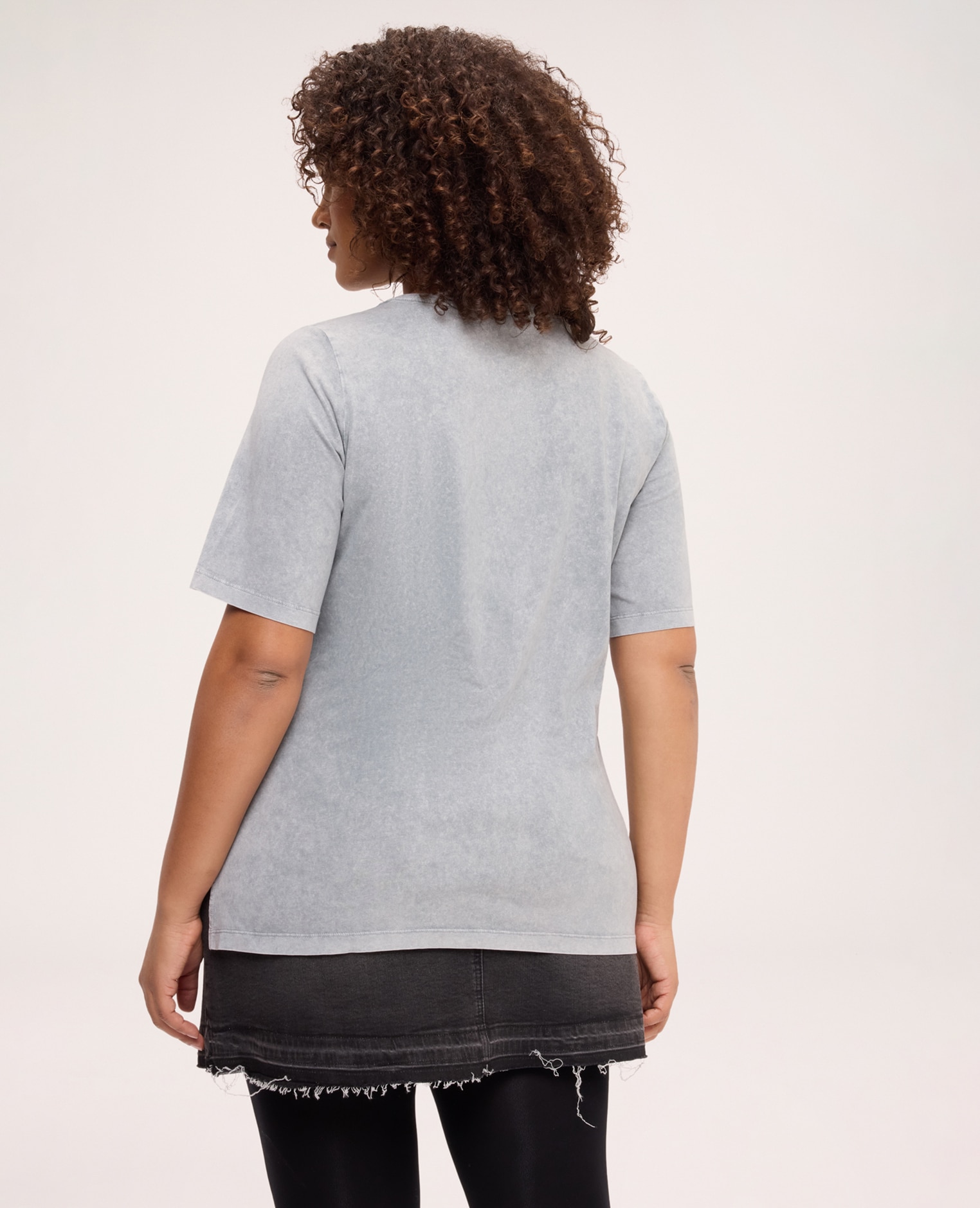 Camiseta de mujer de algodón con aplicaciones aplicaciones tipo joya distribuidas por toda la prenda - Fiorella Rubino - Gris Gris-2