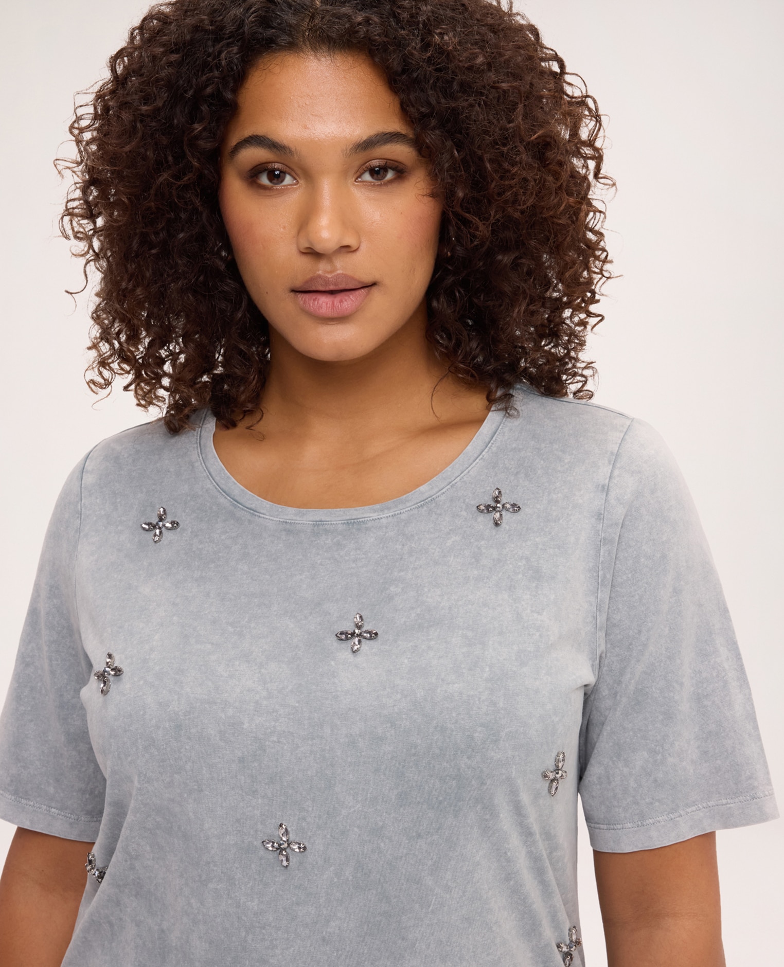Camiseta de mujer de algodón con aplicaciones aplicaciones tipo joya distribuidas por toda la prenda - Fiorella Rubino - Gris Gris-4