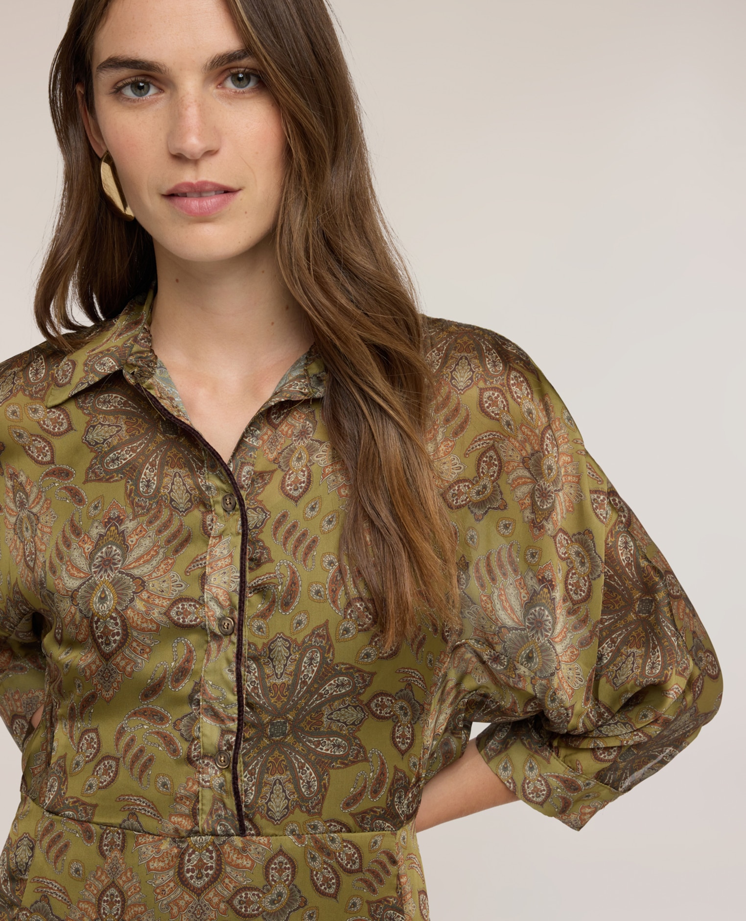 Vestido camisero de satén con estampado largo midi cierre frontal con botones - Motivi - Verde militar Verde militar-4