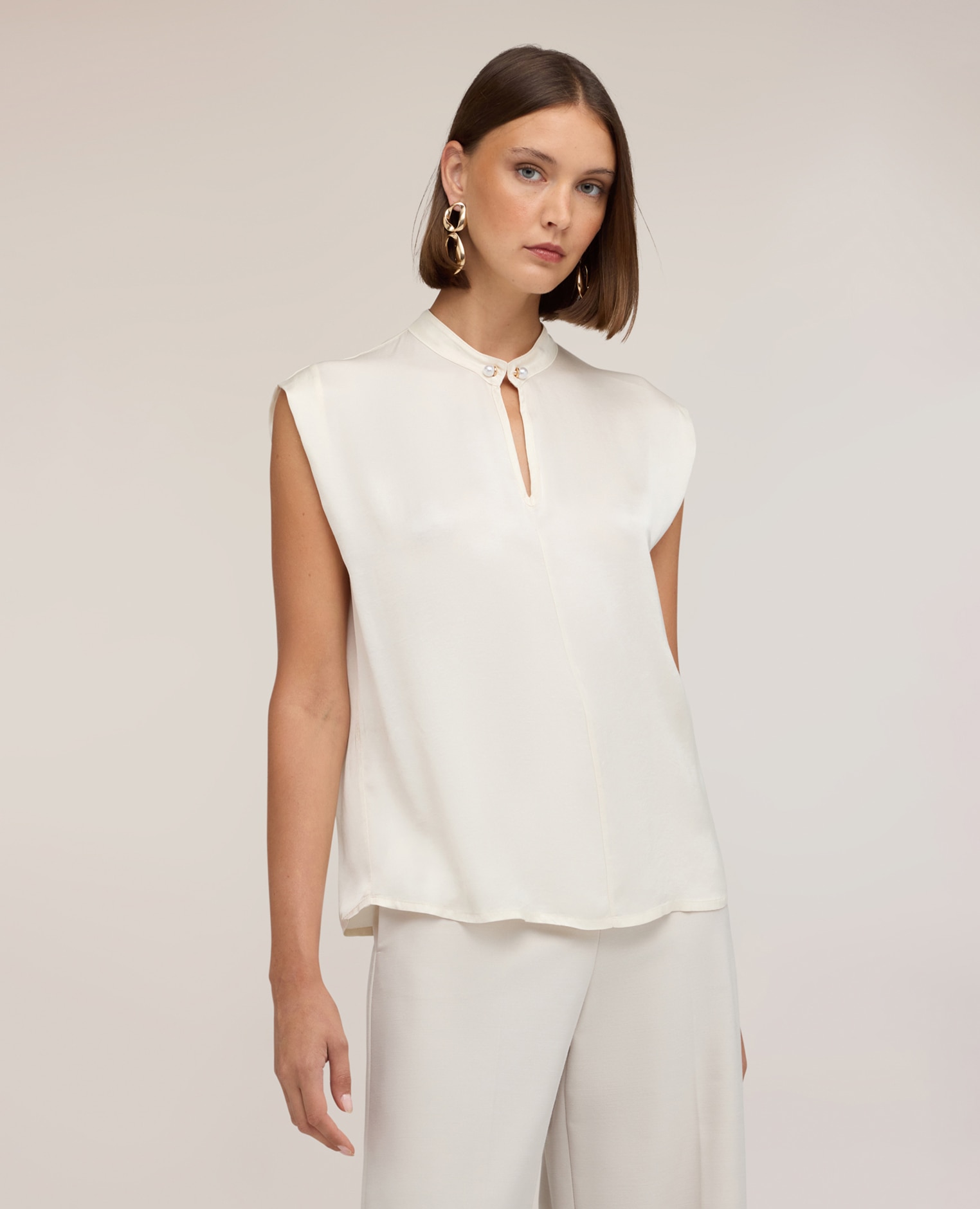 Blusa de mujer de satén con cuello mao ajuste regular cierre con botones joya en la parte delantera - Motivi - Blanco Blanco-1