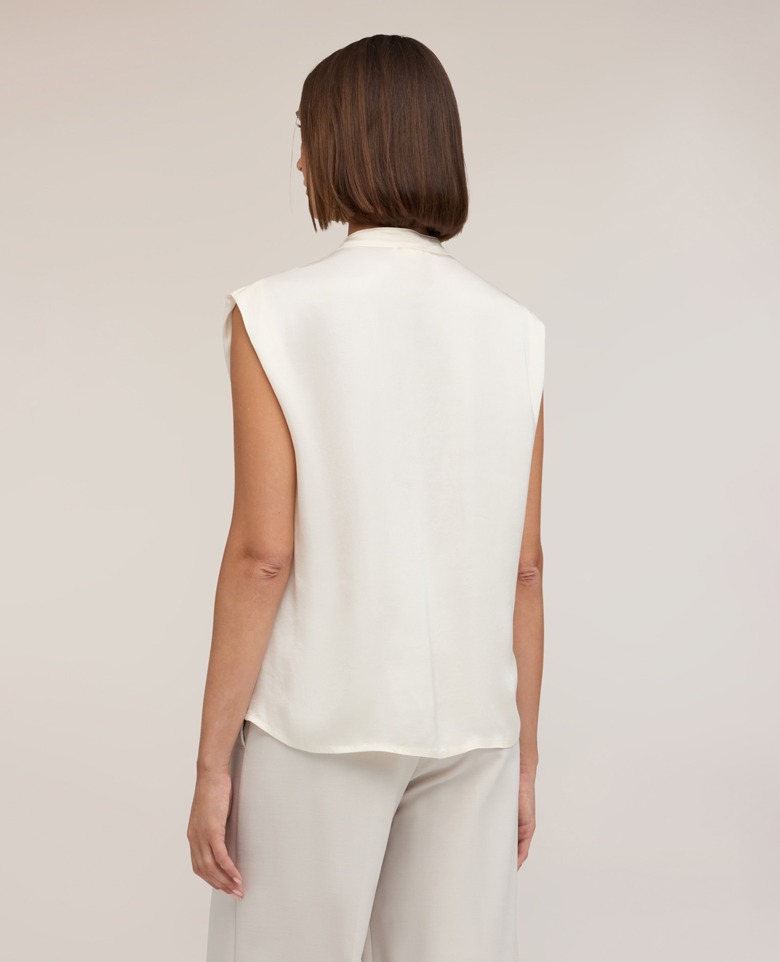 Blusa de mujer de satén con cuello mao ajuste regular cierre con botones joya en la parte delantera - Motivi - Blanco Blanco-2