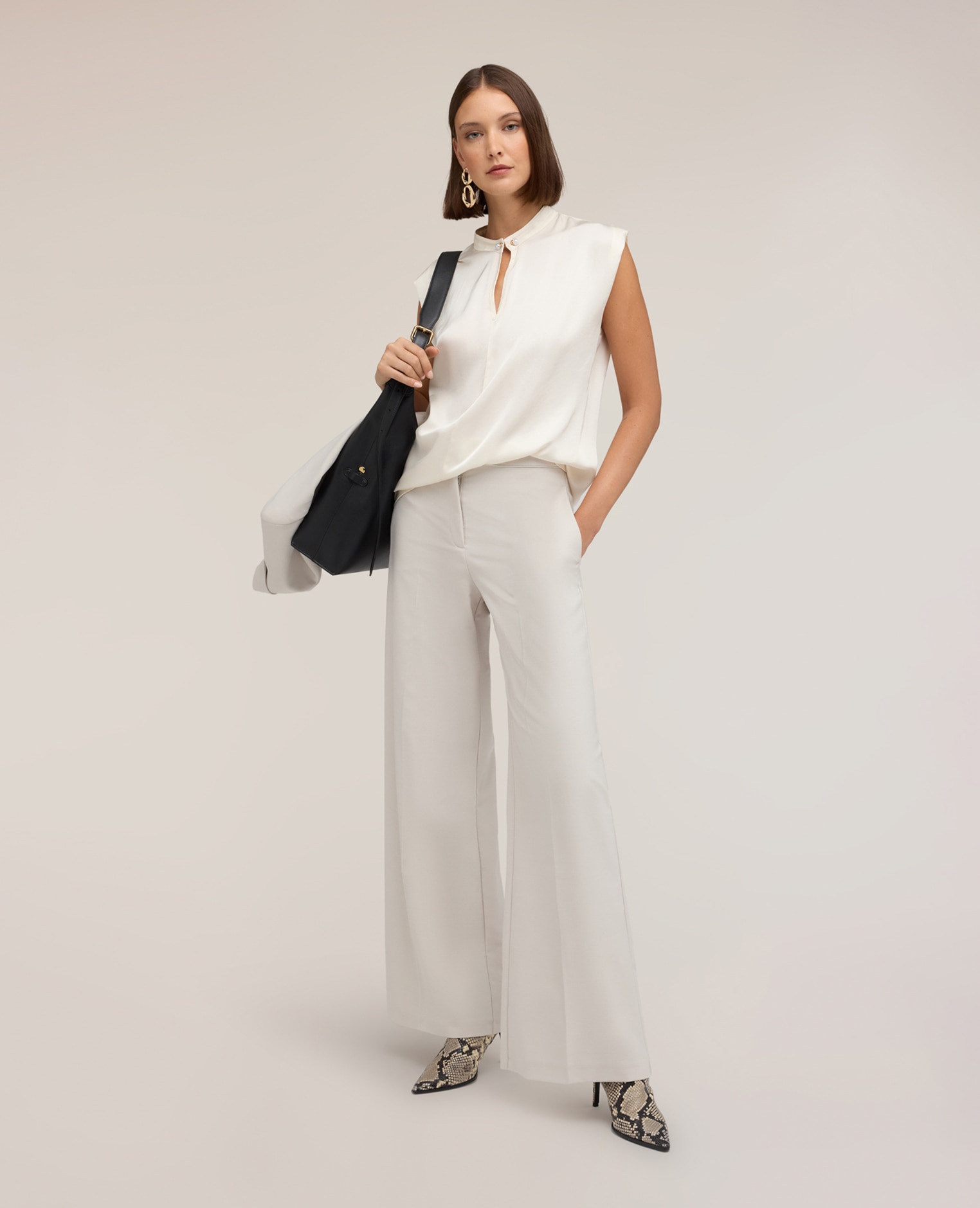 Blusa de mujer de satén con cuello mao ajuste regular cierre con botones joya en la parte delantera - Motivi - Blanco Blanco-3