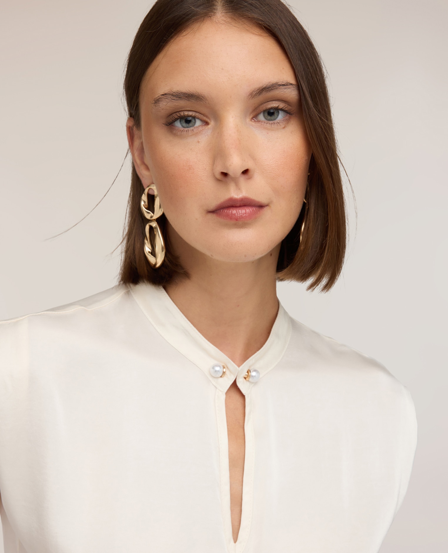 Blusa de mujer de satén con cuello mao ajuste regular cierre con botones joya en la parte delantera - Motivi - Blanco Blanco-4