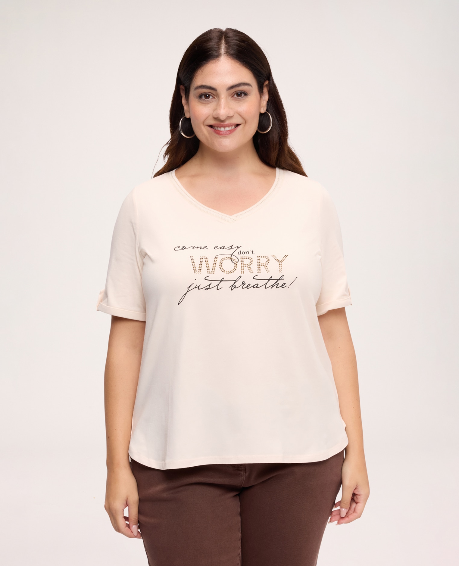Camiseta de mujer de algodón con frase motivacional estampado textual con aplicaciones en la parte delantera - Fiorella Rubino - Beige Beige-1