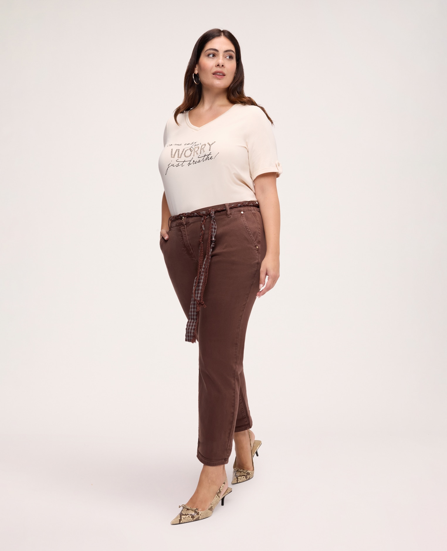 Camiseta de mujer de algodón con frase motivacional estampado textual con aplicaciones en la parte delantera - Fiorella Rubino - Beige Beige-3