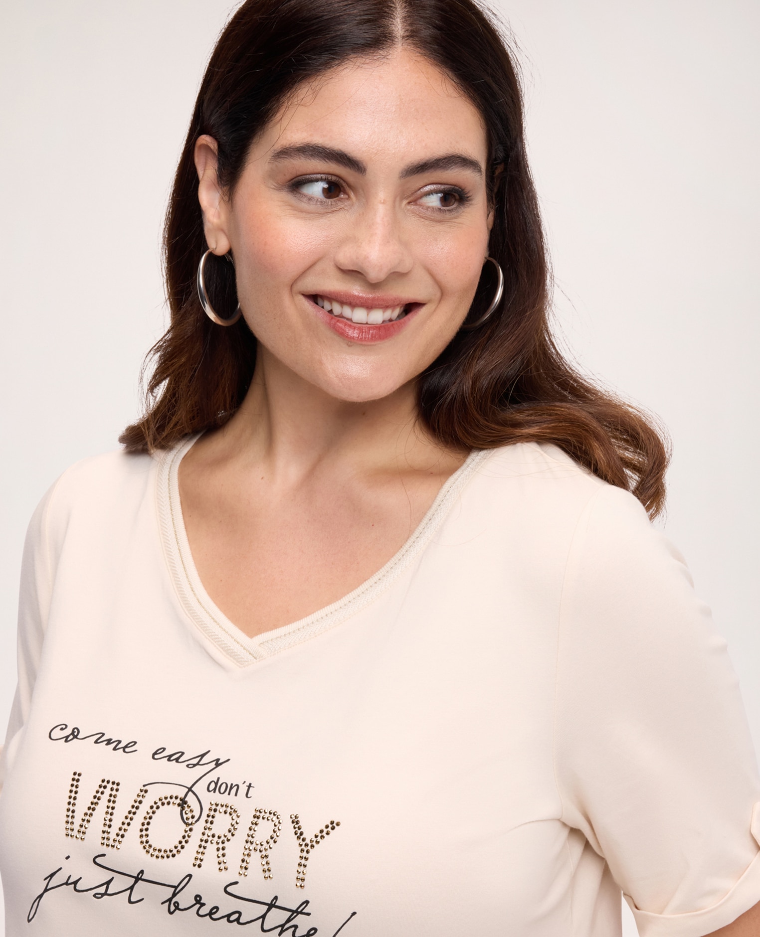 Camiseta de mujer de algodón con frase motivacional estampado textual con aplicaciones en la parte delantera - Fiorella Rubino - Beige Beige-4