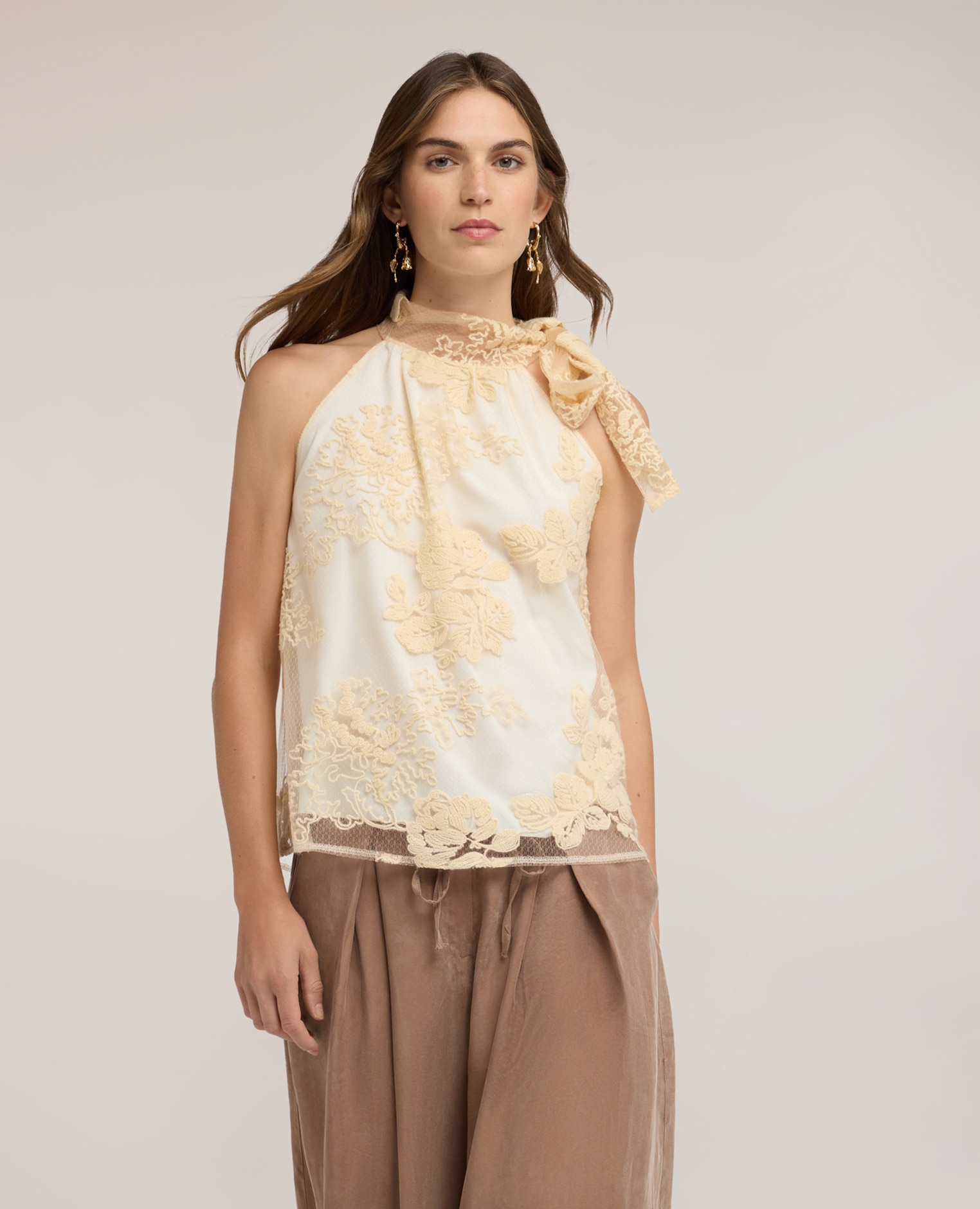 Imagen 0 de Top de mujer de encaje con bordados y cuello halter ajuste regular sin cierre Beige