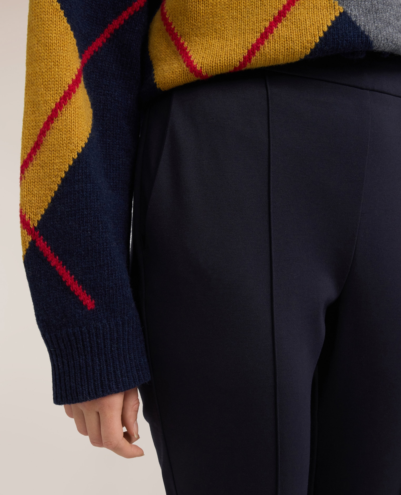 Imagen 4 de Pantalones de mujer slim fit en punto milano bolsillos laterales insertados en las caderas costuras visibles en la parte delantera - Motivi - Azul Azul