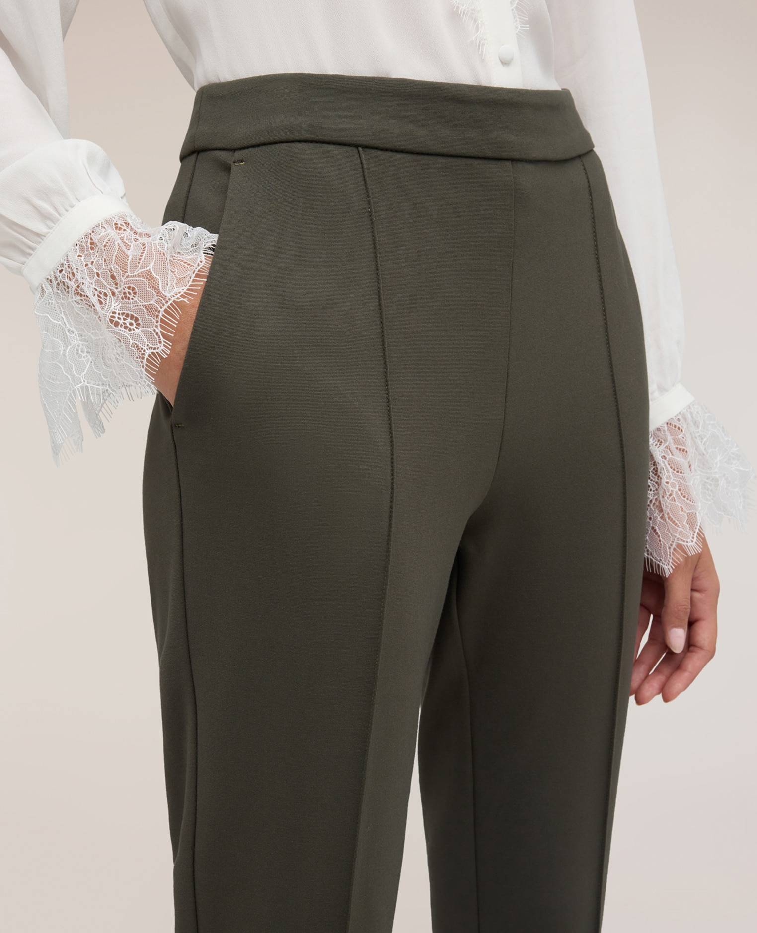 Pantalones de mujer slim fit en punto milano bolsillos laterales insertados en las caderas costuras visibles en la parte delantera - Motivi - Verde militar Verde militar-4