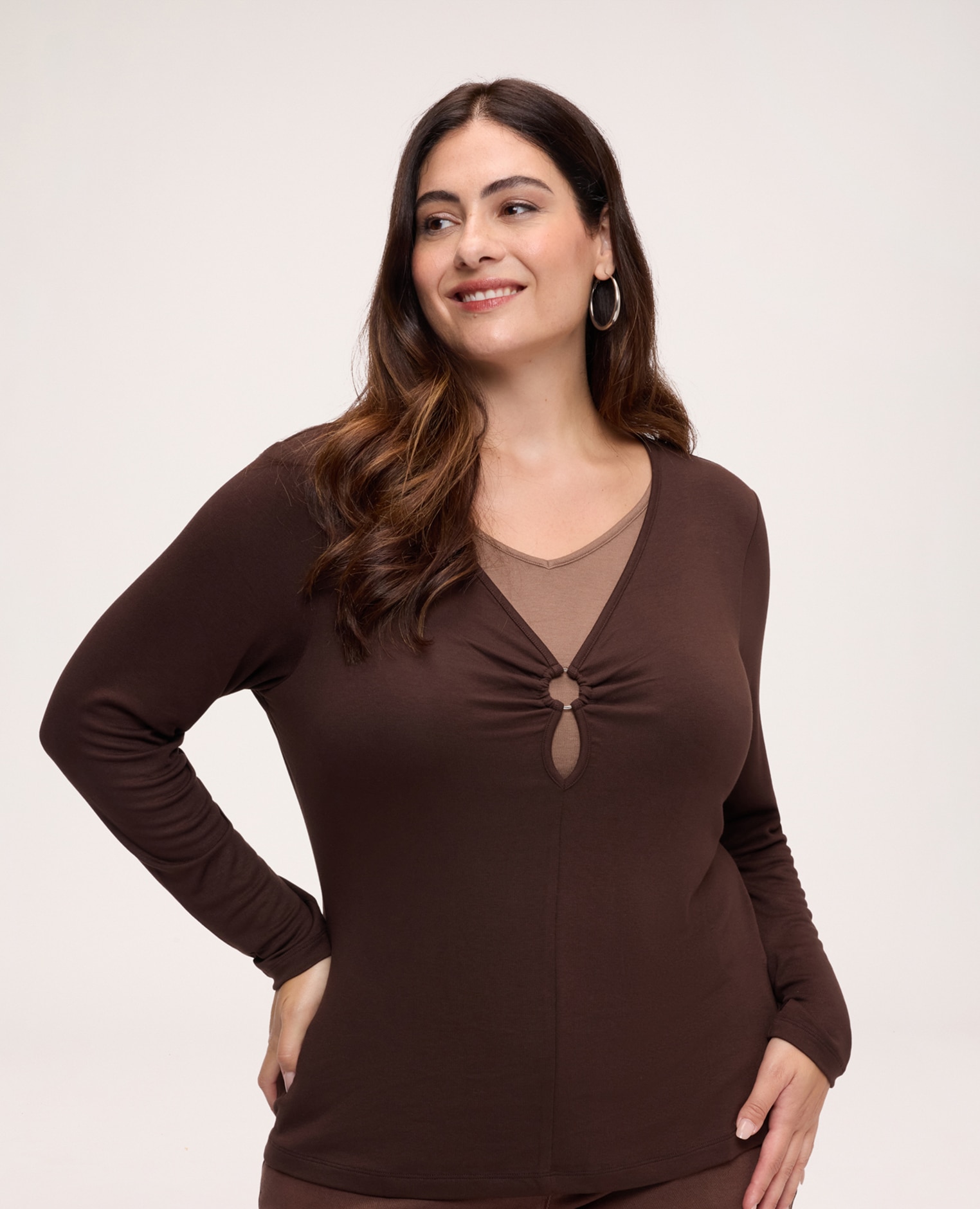 Camiseta de mujer bimaterial con inserto en el escote de pico detalle de anilla con abertura de gota en la parte delantera - Fiorella Rubino - Marrón Marrón-1