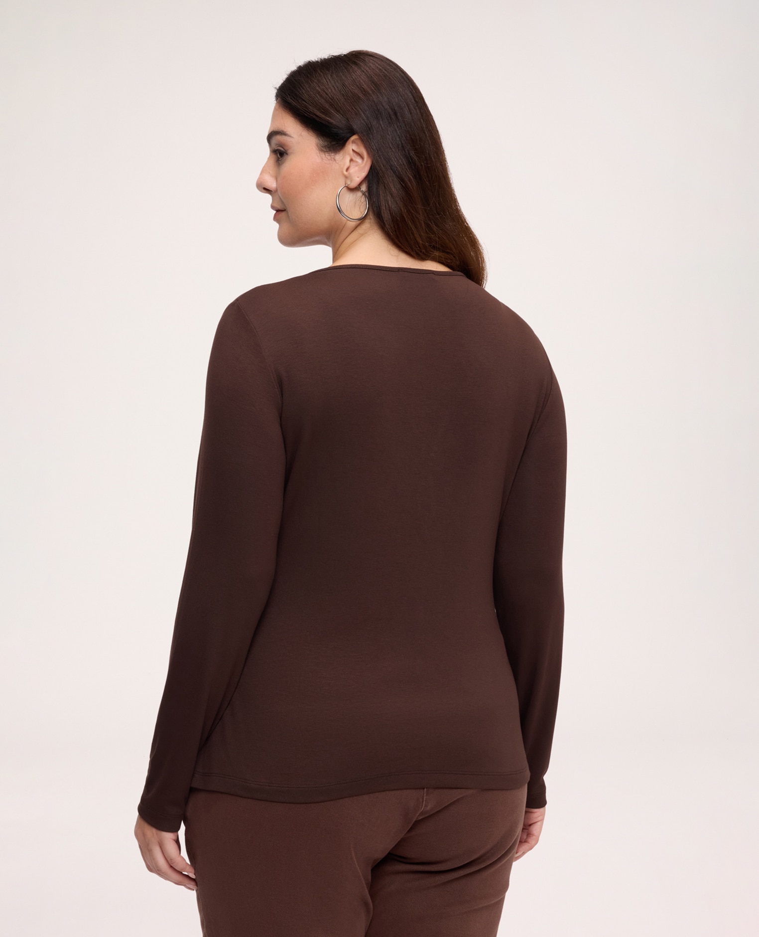 Camiseta de mujer bimaterial con inserto en el escote de pico detalle de anilla con abertura de gota en la parte delantera - Fiorella Rubino - Marrón Marrón-2
