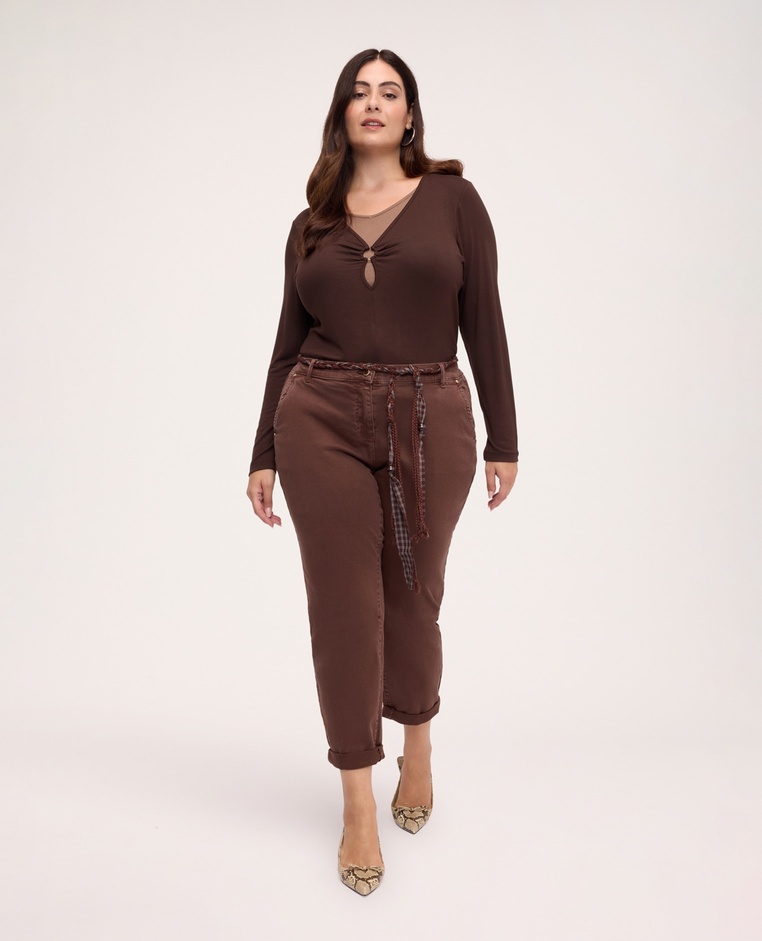 Camiseta de mujer bimaterial con inserto en el escote de pico detalle de anilla con abertura de gota en la parte delantera - Fiorella Rubino - Marrón Marrón-3