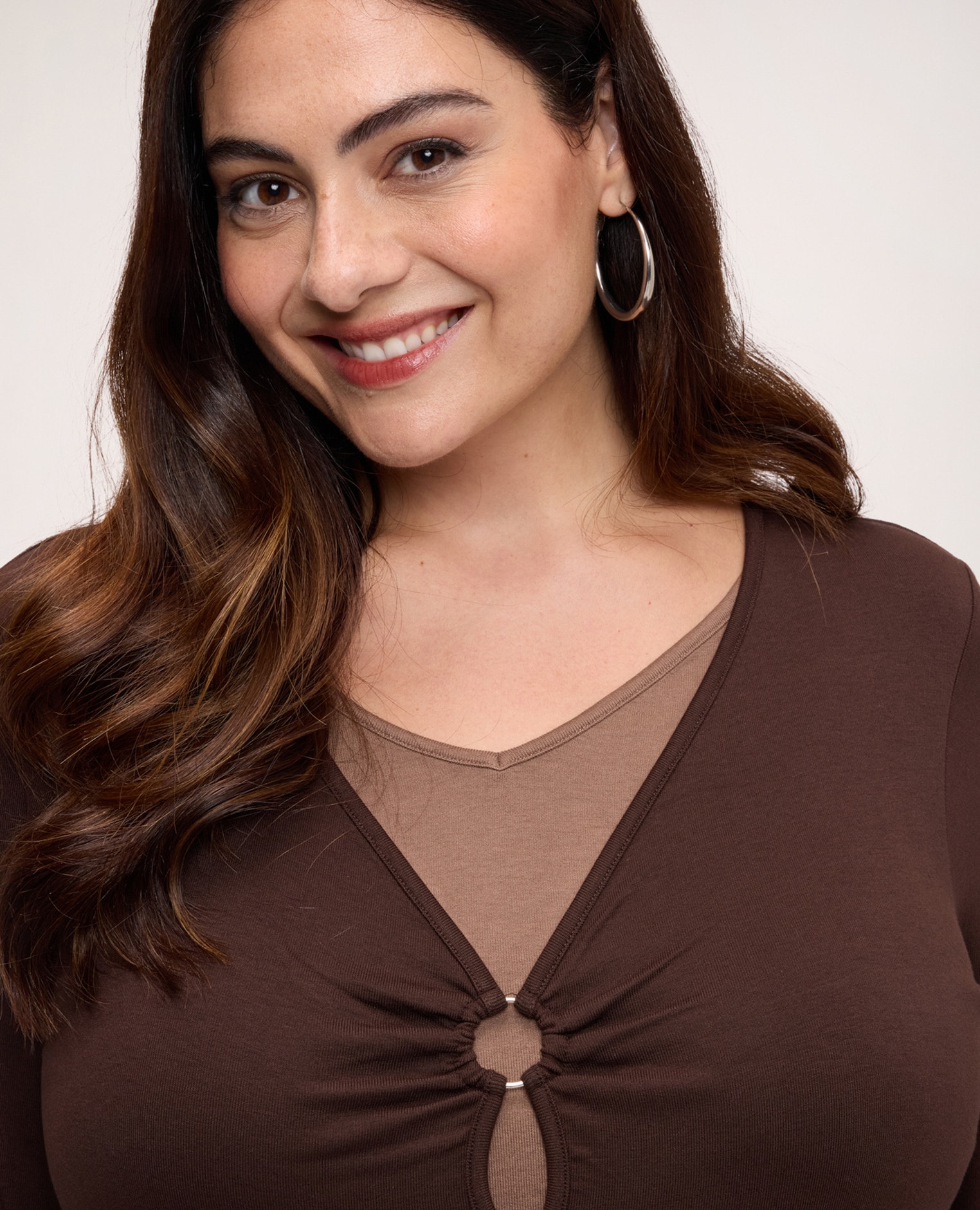Camiseta de mujer bimaterial con inserto en el escote de pico detalle de anilla con abertura de gota en la parte delantera - Fiorella Rubino - Marrón Marrón-4