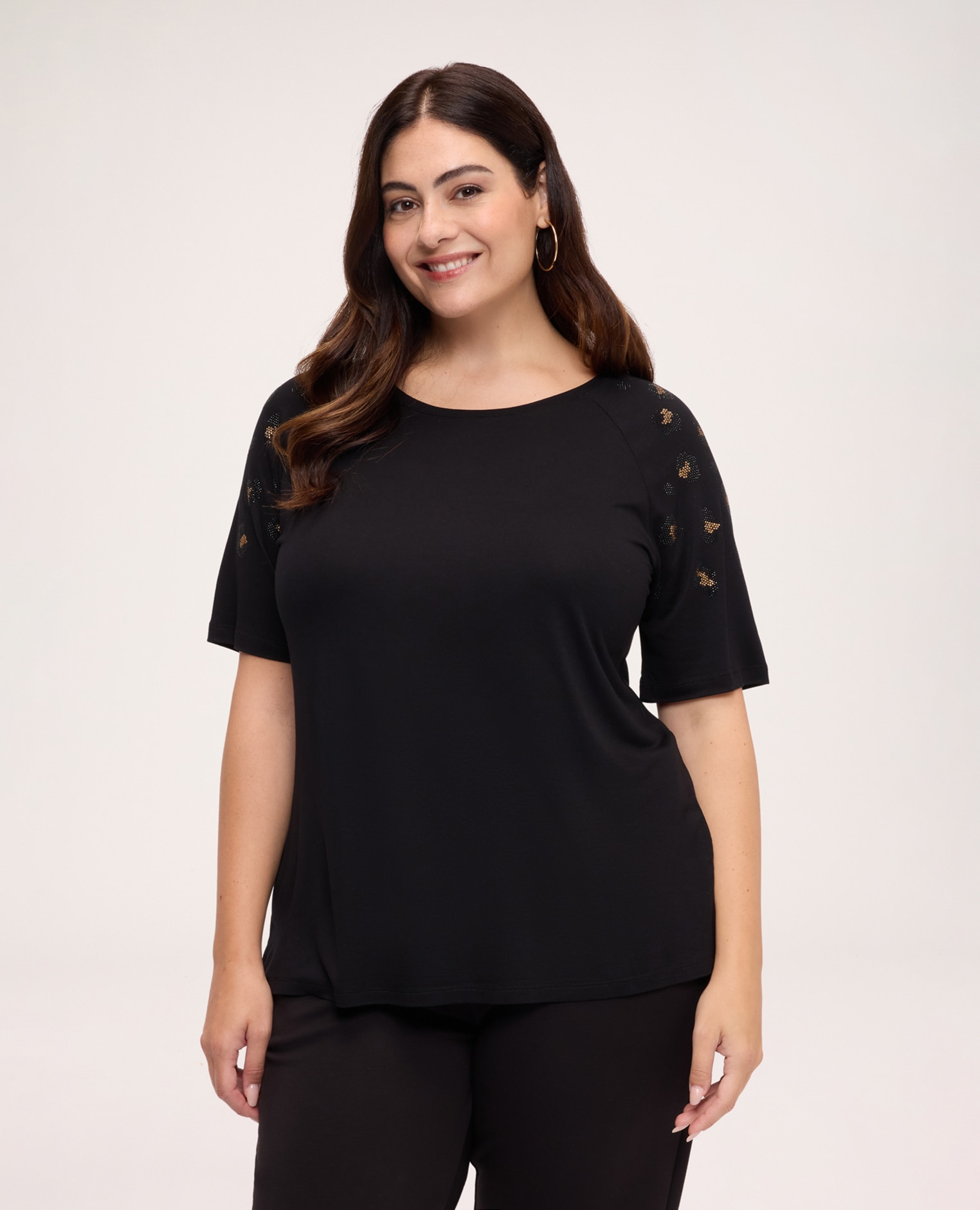 Imagen 0 de Camiseta de mujer con aplicaciones de animal print aplicaciones con estampado animal en las mangas Negro